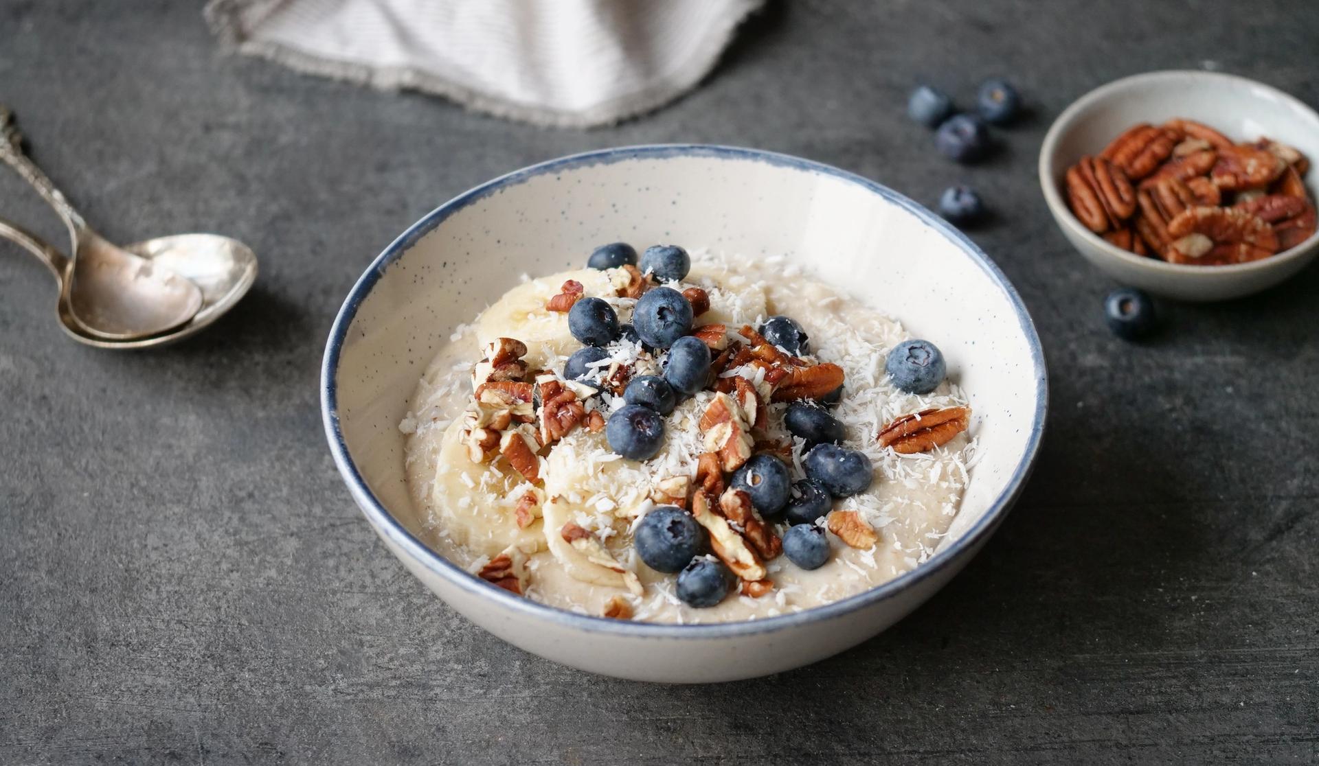 Frokostgrøt og et glass melk