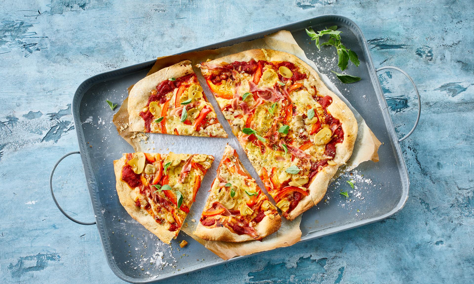 Pizza med ost og skinke