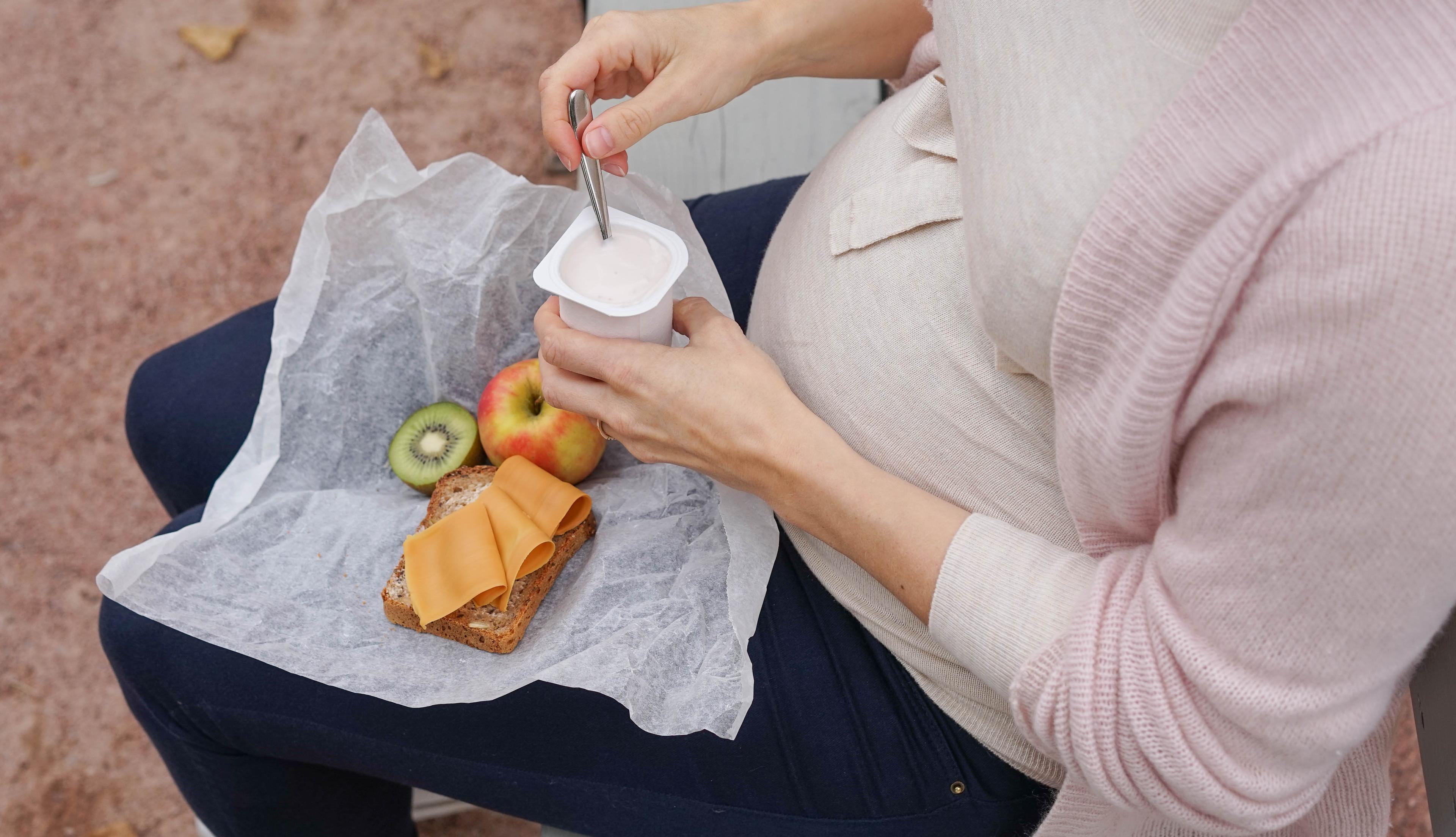 Gravid kvinne med matpakke