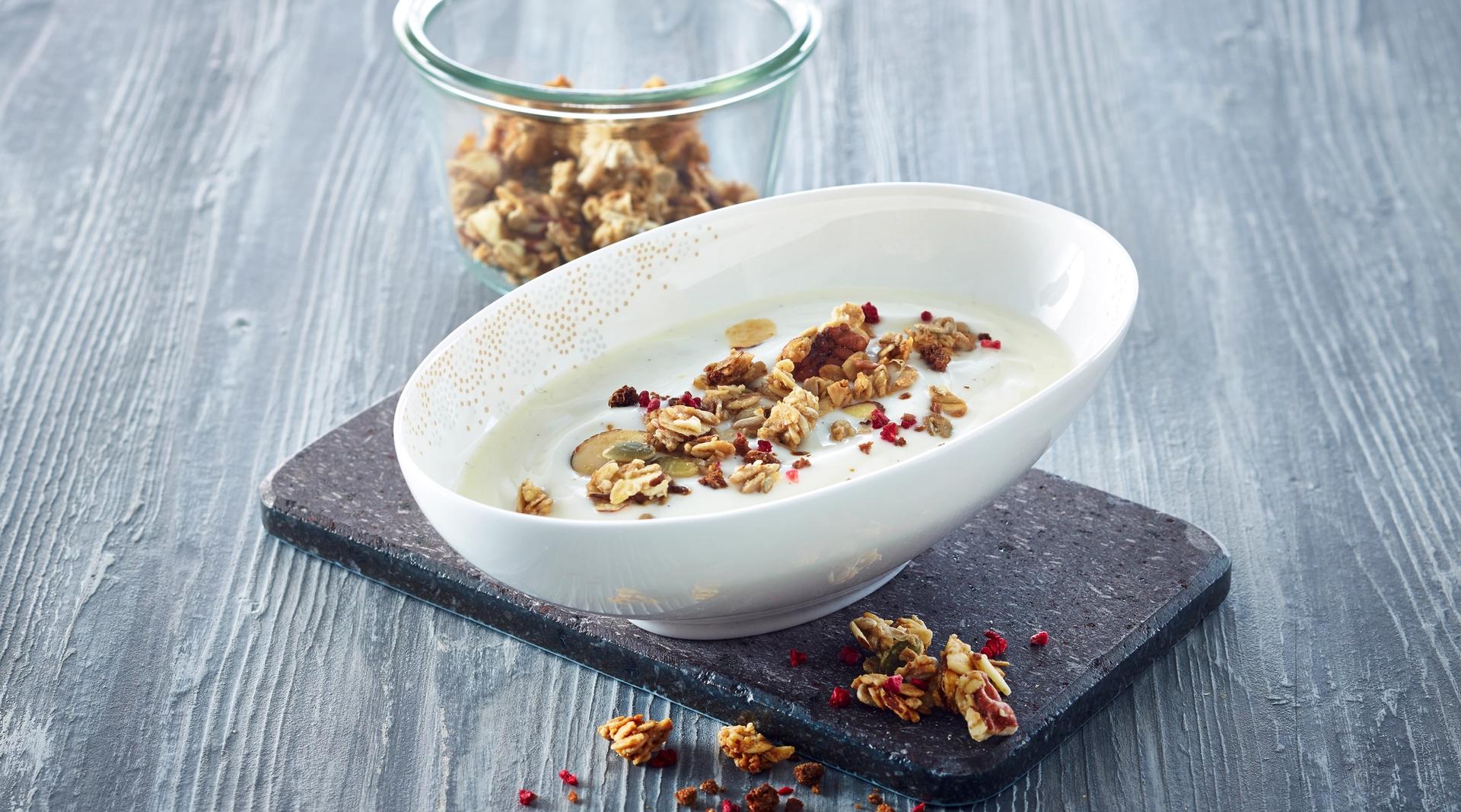 Skål med syrnet melk og granola