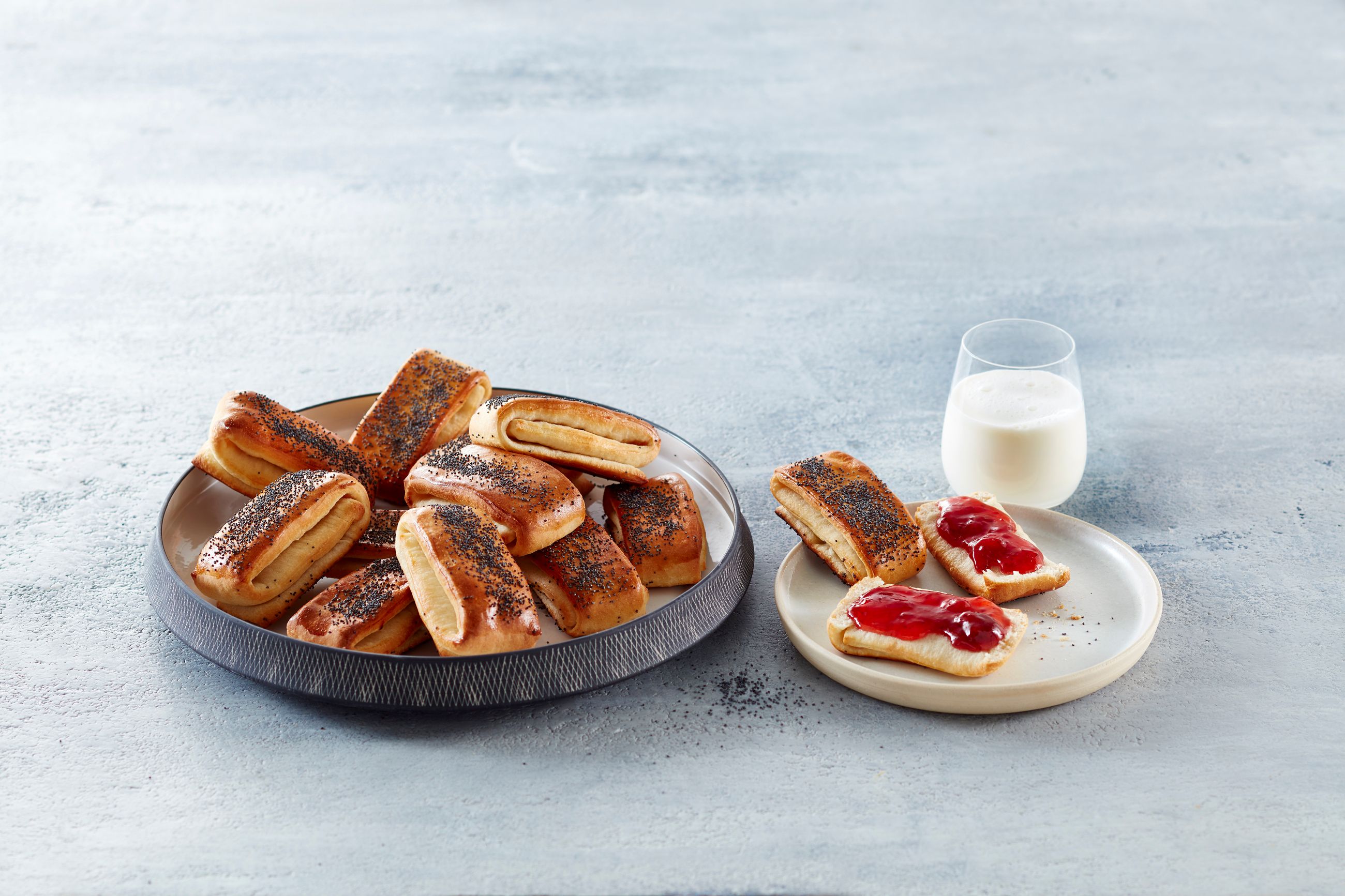 Tebirks med valmuefrø og et glass melk