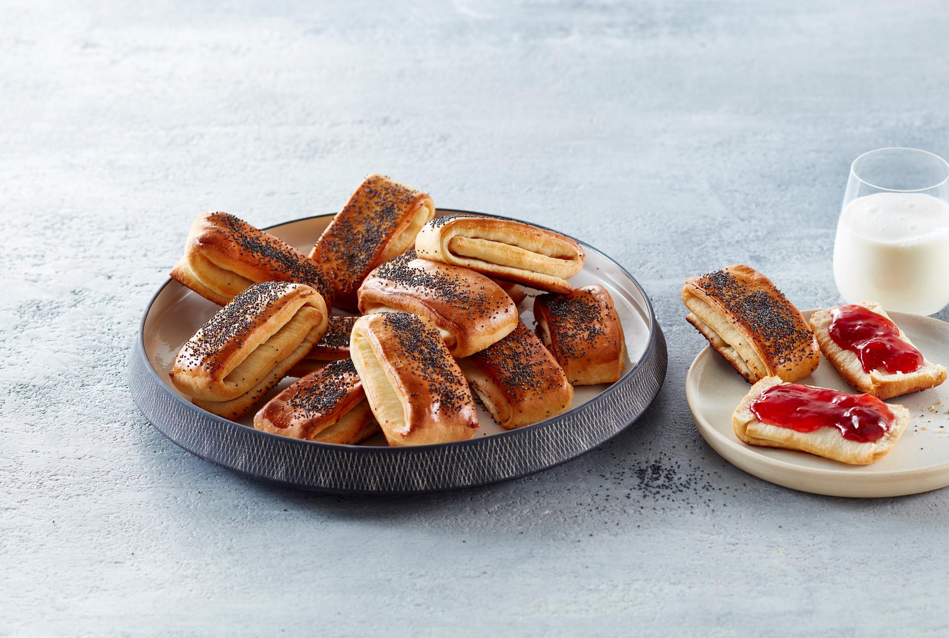 Tebirks med valmuefrø og et glass melk