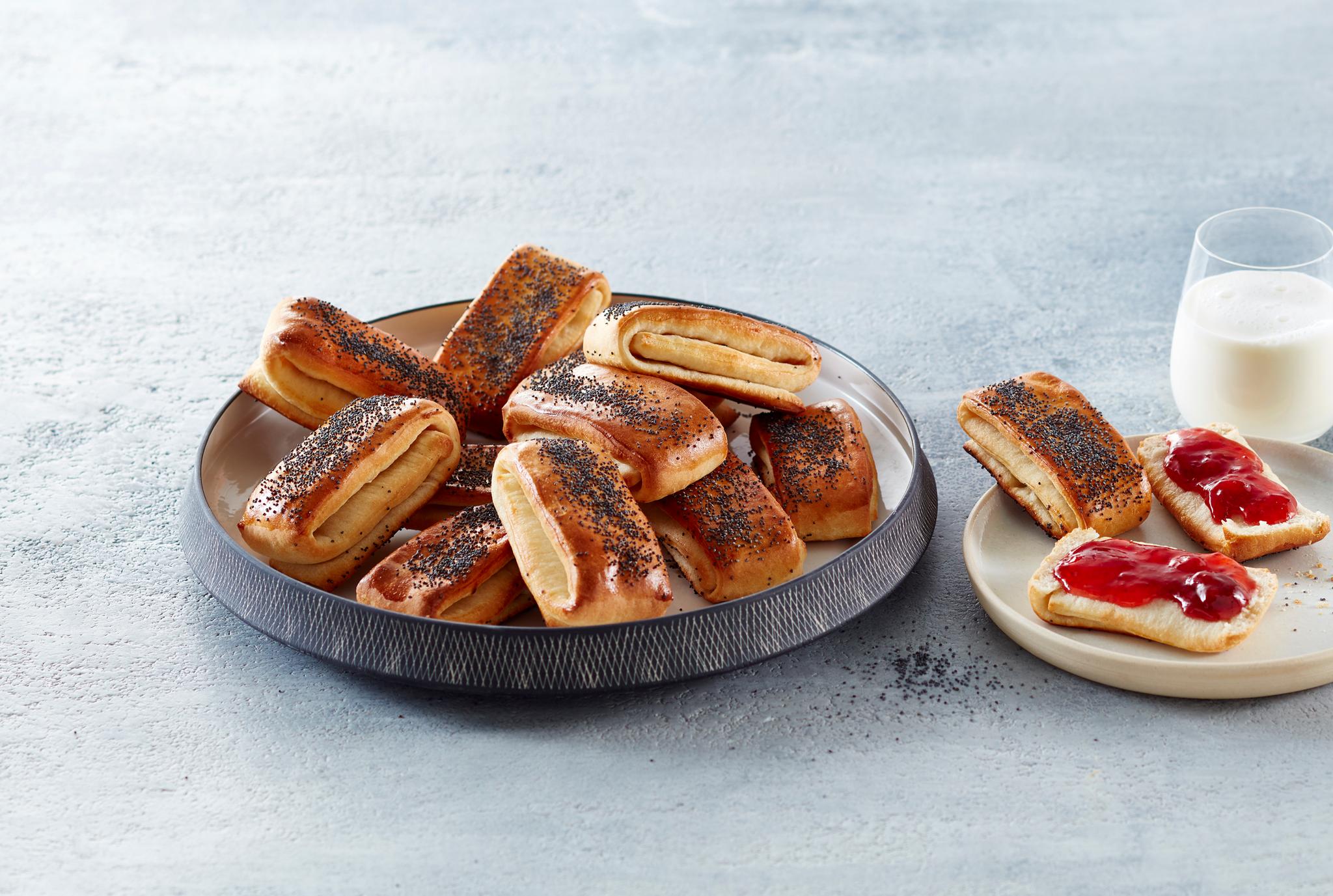 Tebirks med valmuefrø og et glass melk