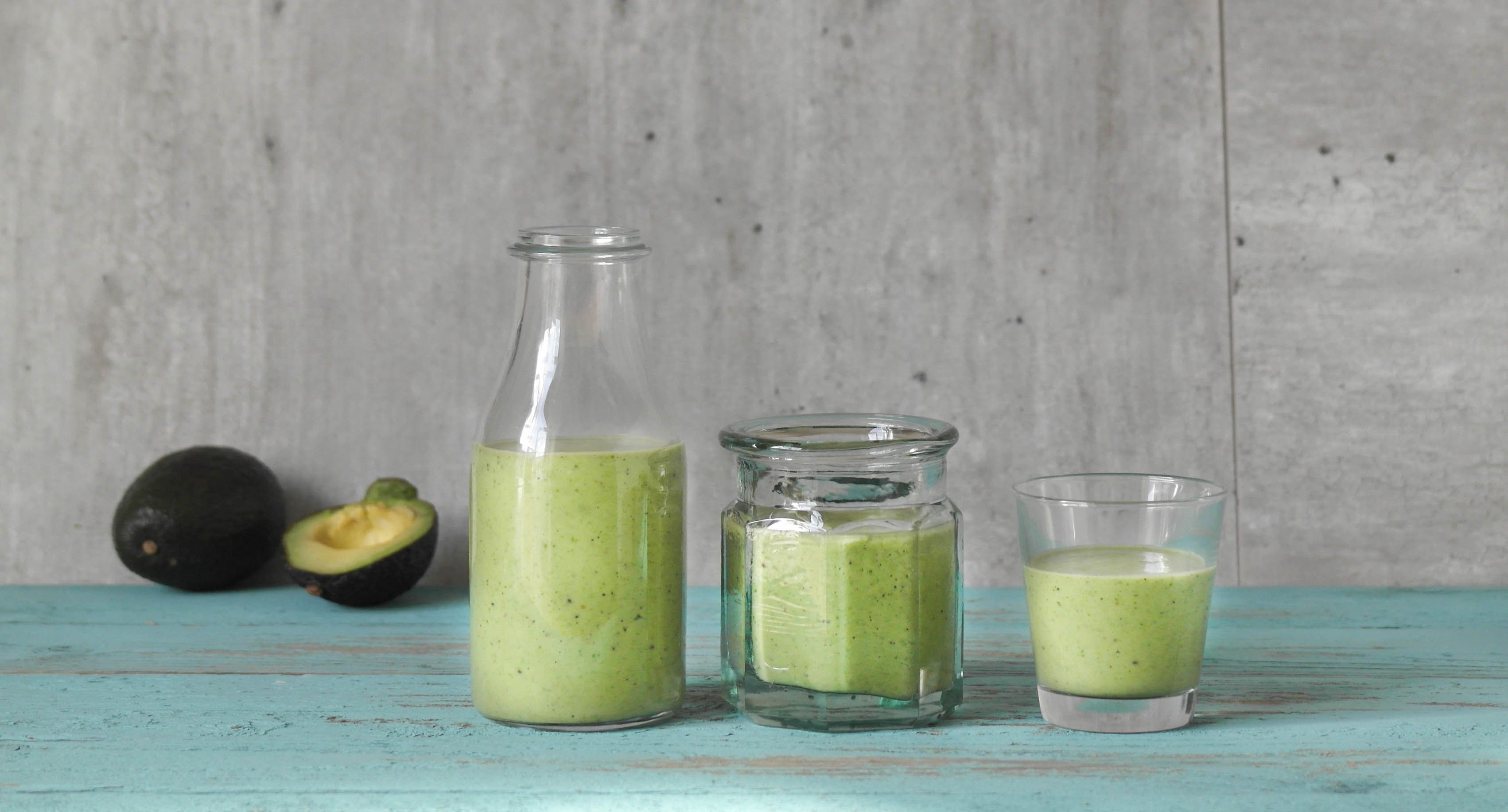 Tre glass med grønn smoothie