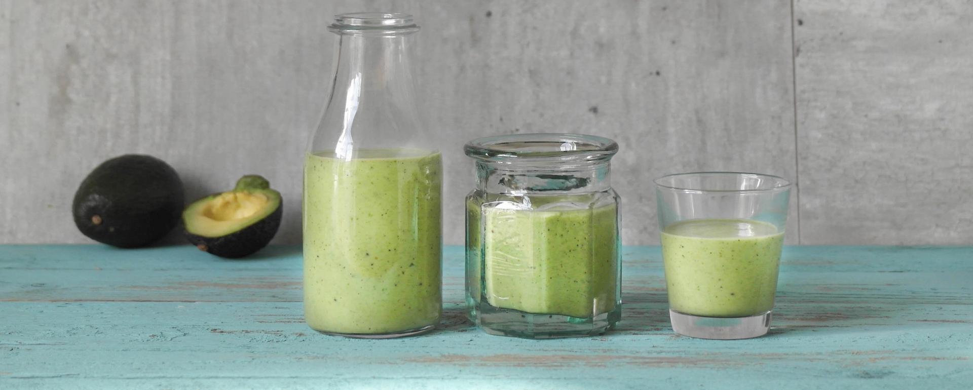 Tre glass med grønn smoothie