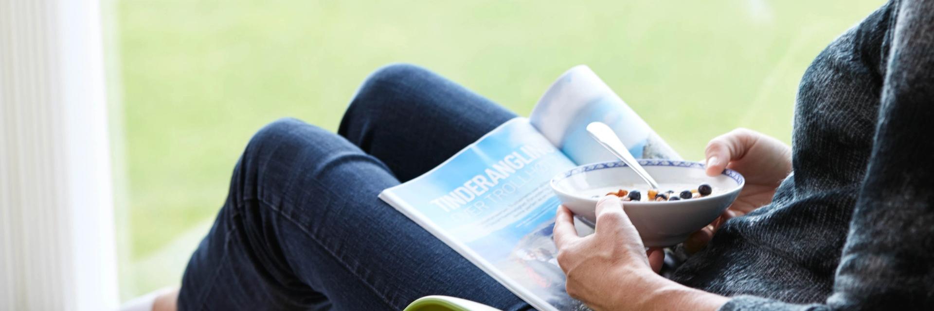 Kvinner som leser blad og spiser grøt med bær