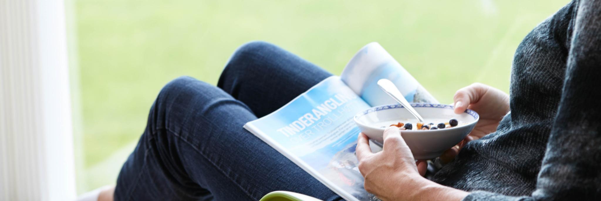 Kvinner som leser blad og spiser grøt med bær