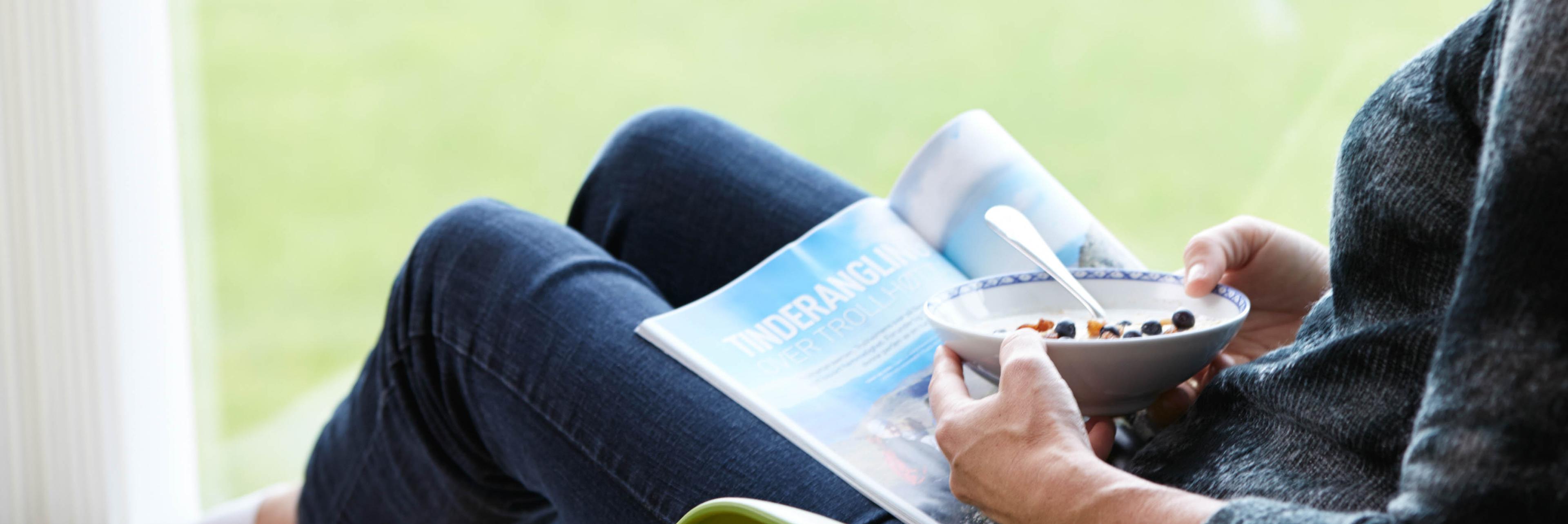 Kvinner som leser blad og spiser grøt med bær