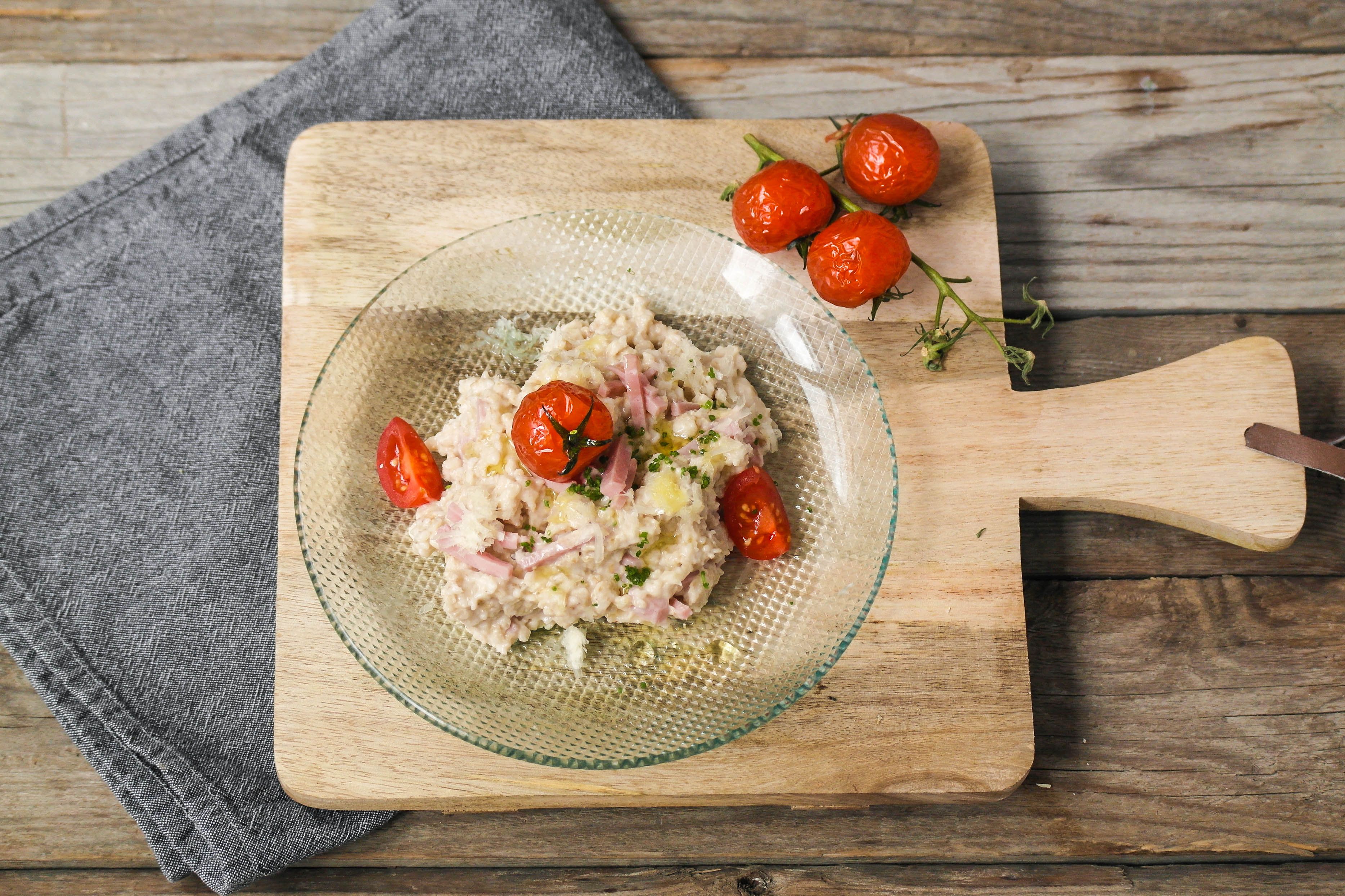 Havregrøt med ost, skinke og rød cherrytomat