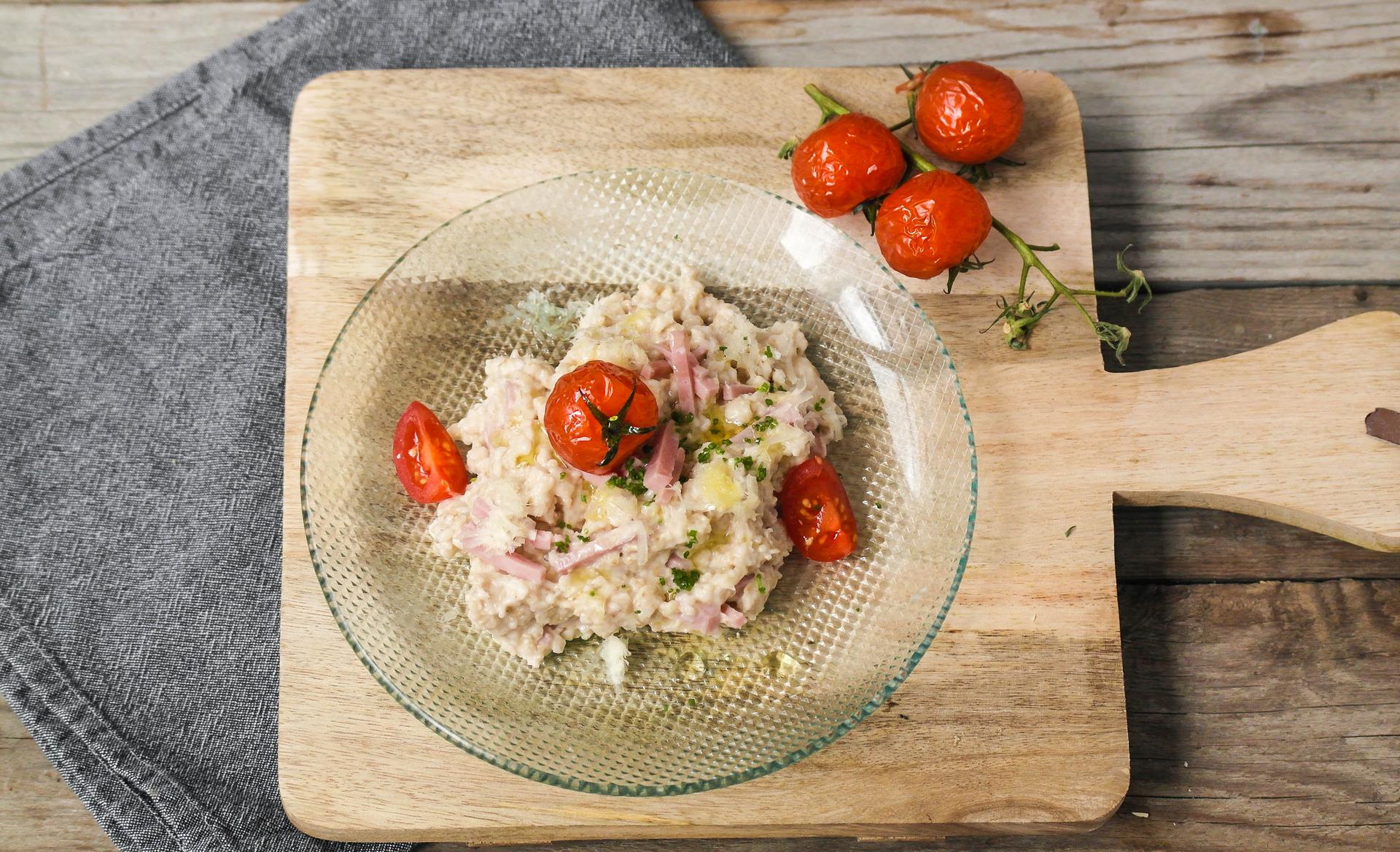 Havregrøt med ost, skinke og rød cherrytomat