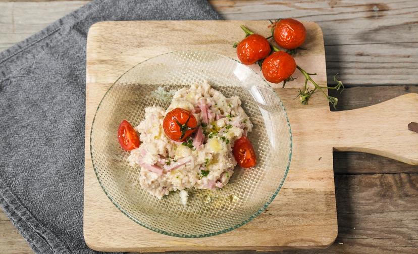 Havregrøt med ost, skinke og rød cherrytomat