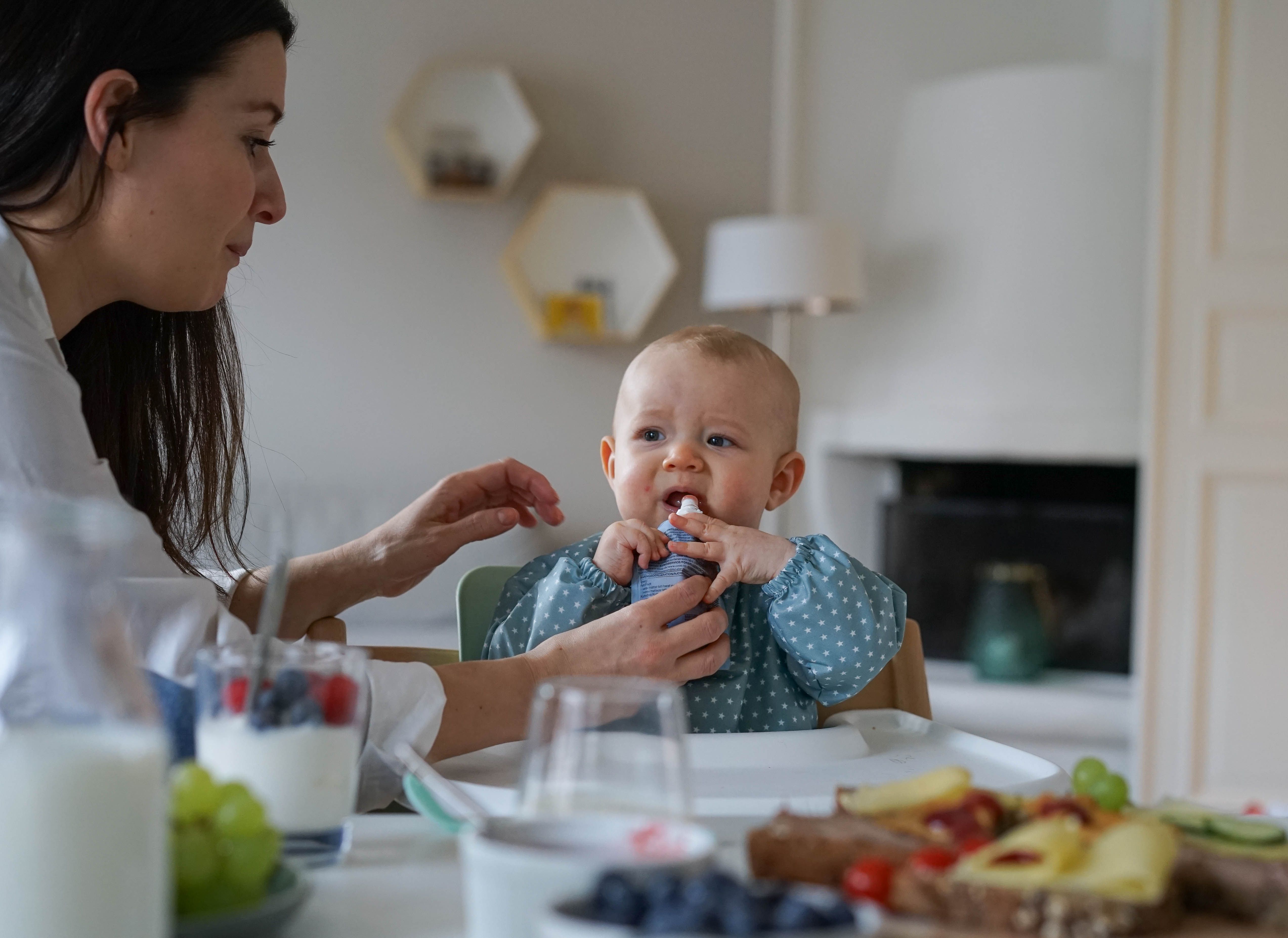 Baby som spiser av klemmepose