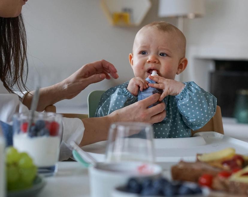 Baby som spiser av klemmepose