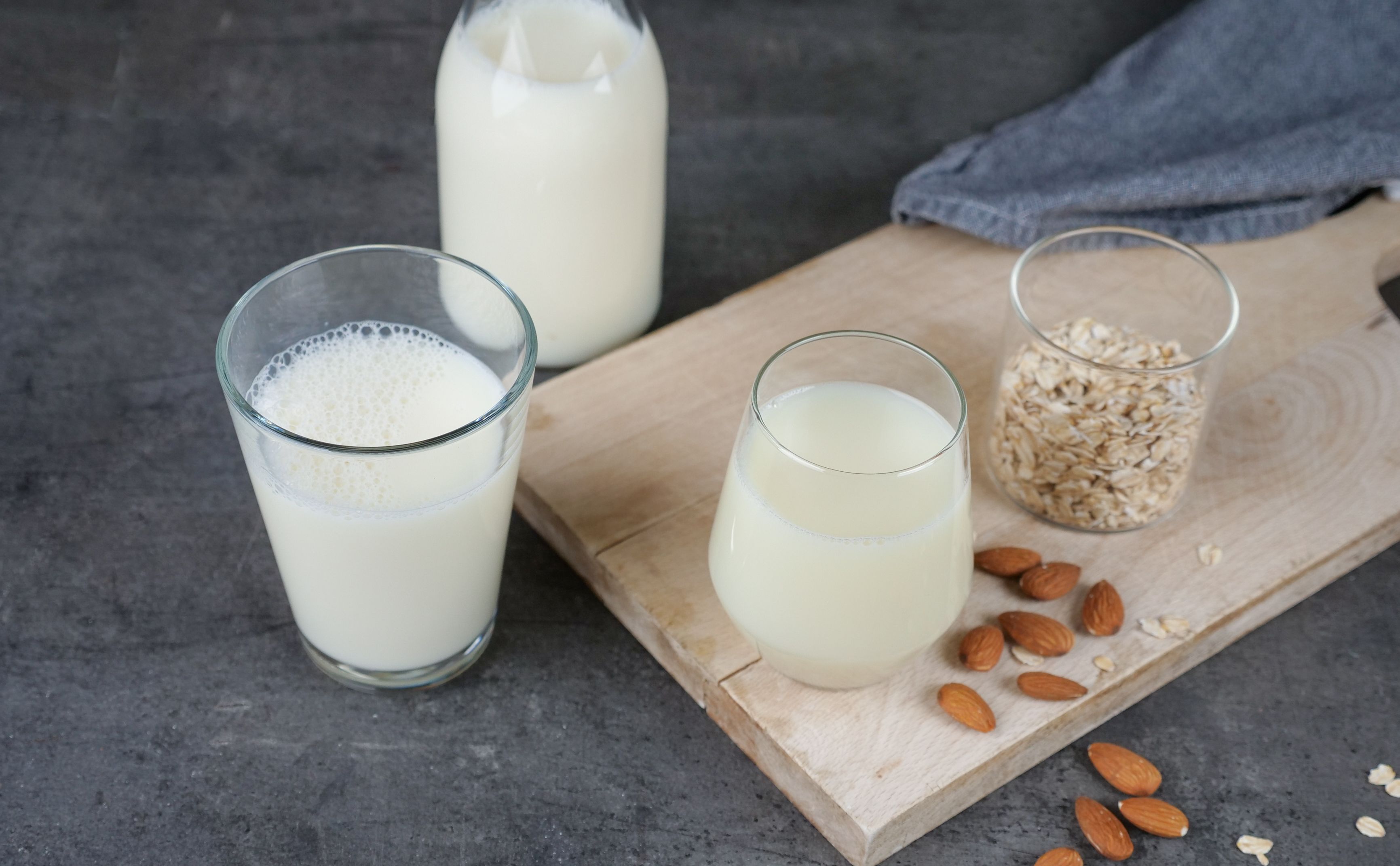 Melkeglass og glass med mandeldrikk