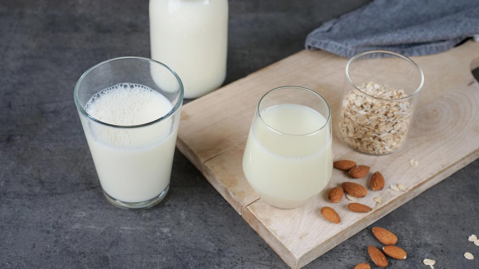 Melkeglass og glass med mandeldrikk