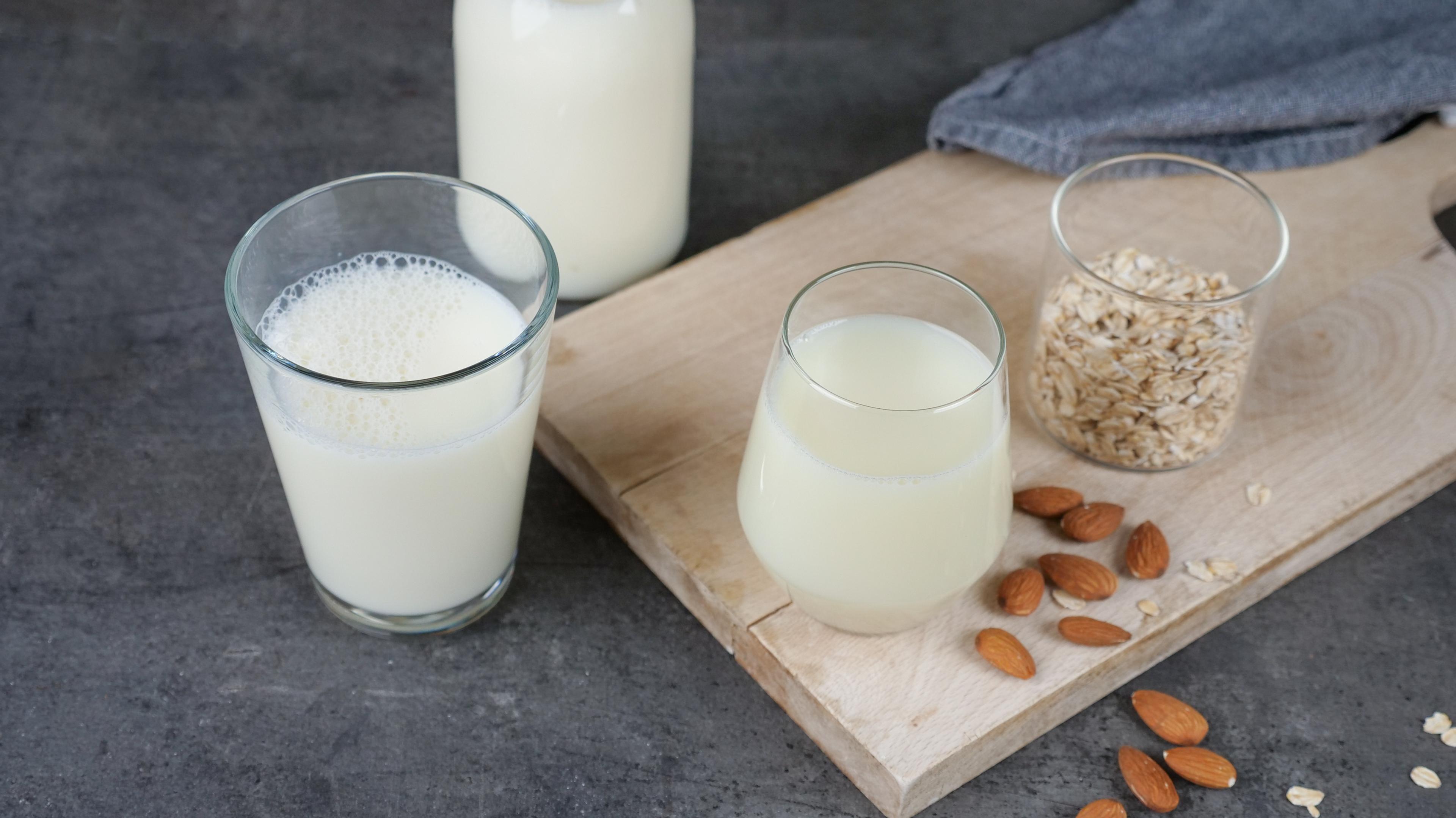 Melkeglass og glass med mandeldrikk