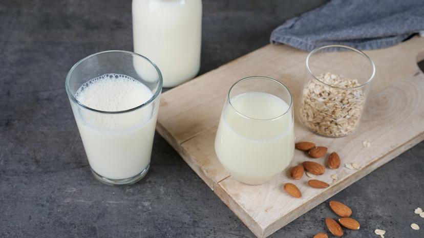 Melkeglass og glass med mandeldrikk