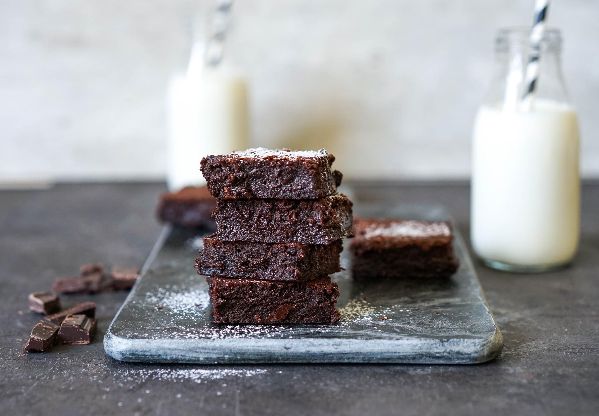 Brownies i stabel ved siden av en flaske melk