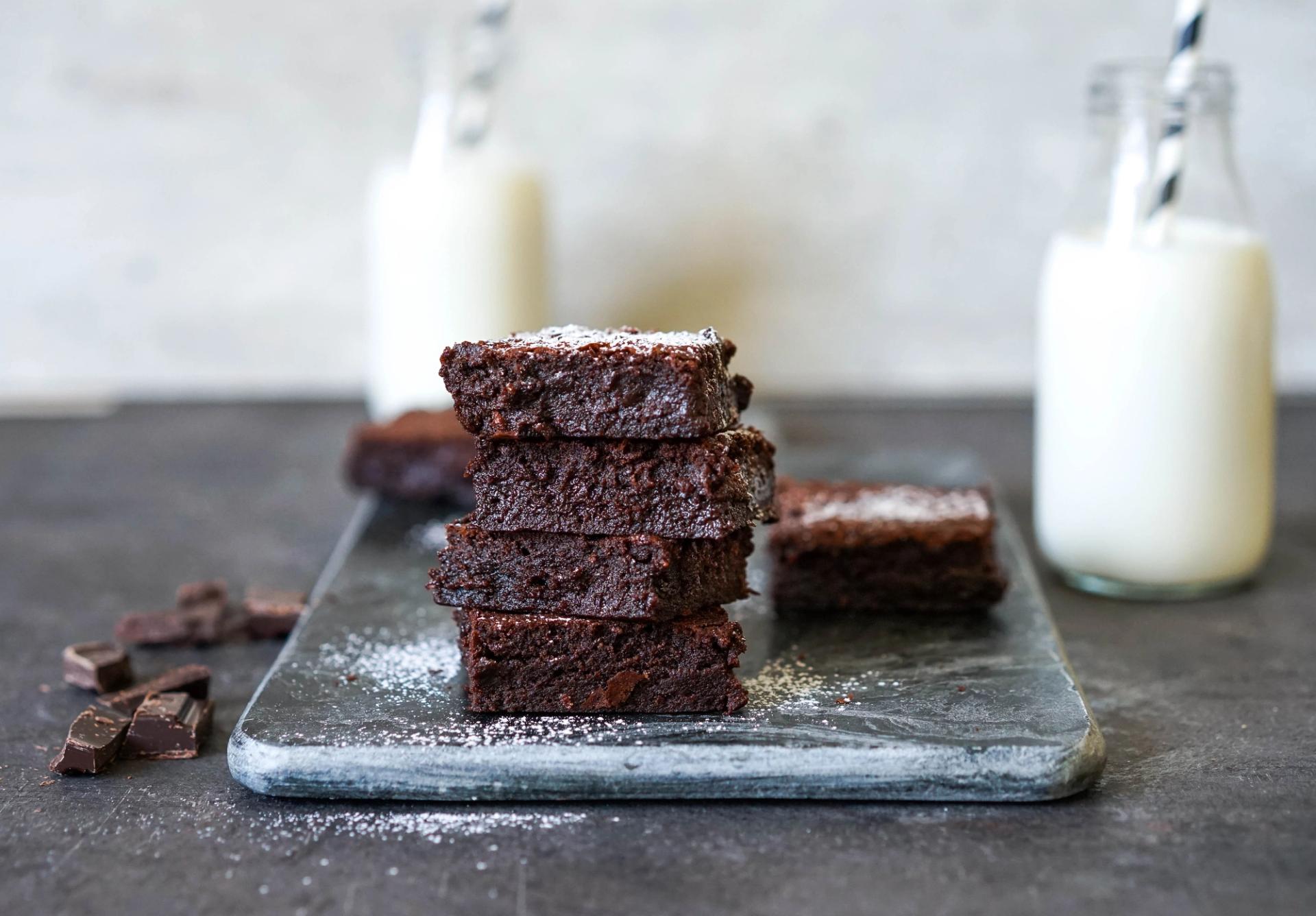 Brownies i stabel ved siden av en flaske melk