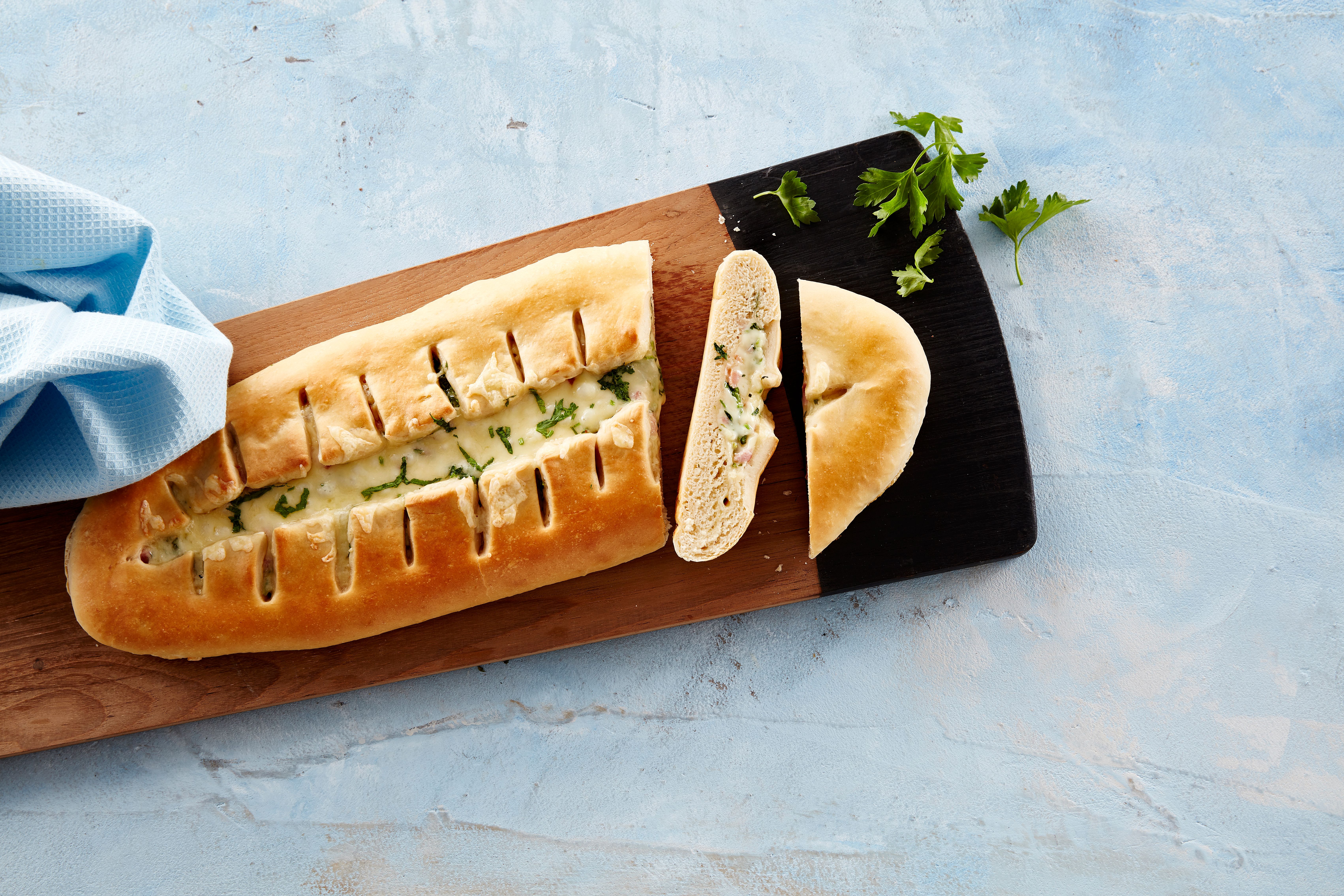 Skinke- og ostebrød på en fjøl