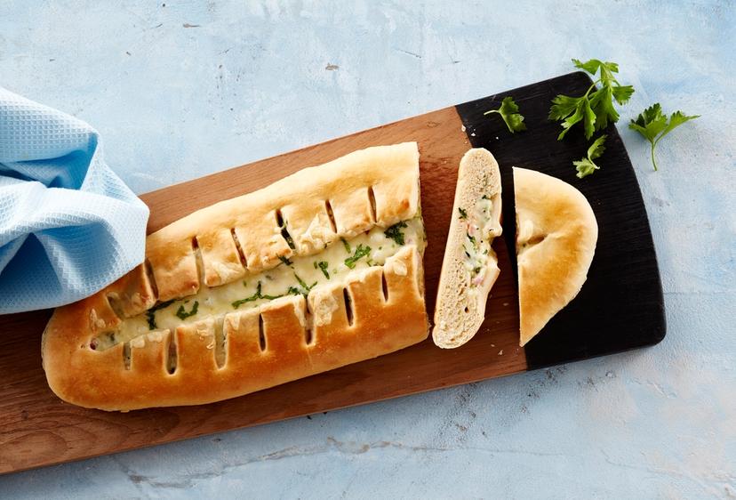 Skinke- og ostebrød på en fjøl