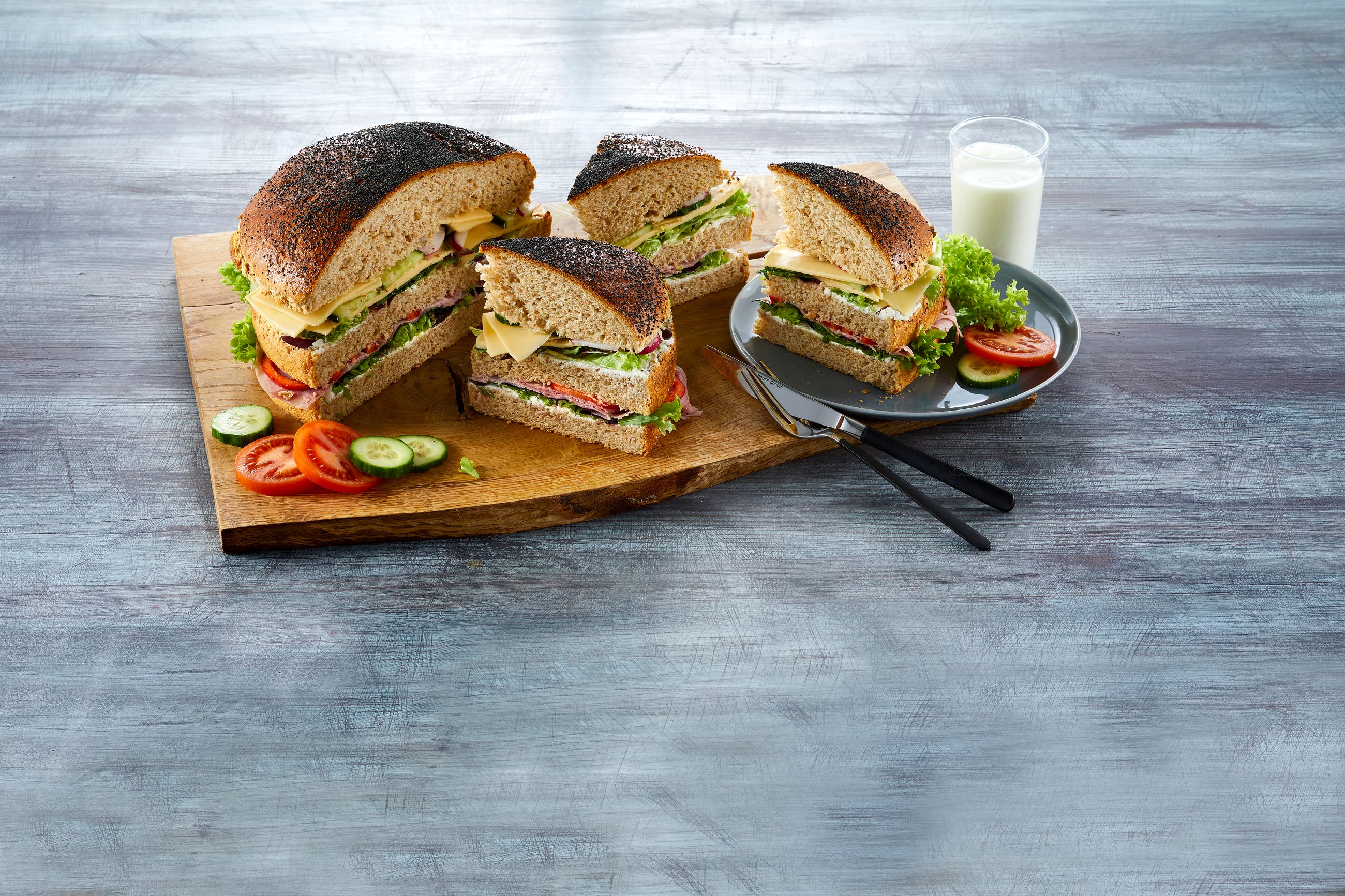 Sandwichkake og et glass melk