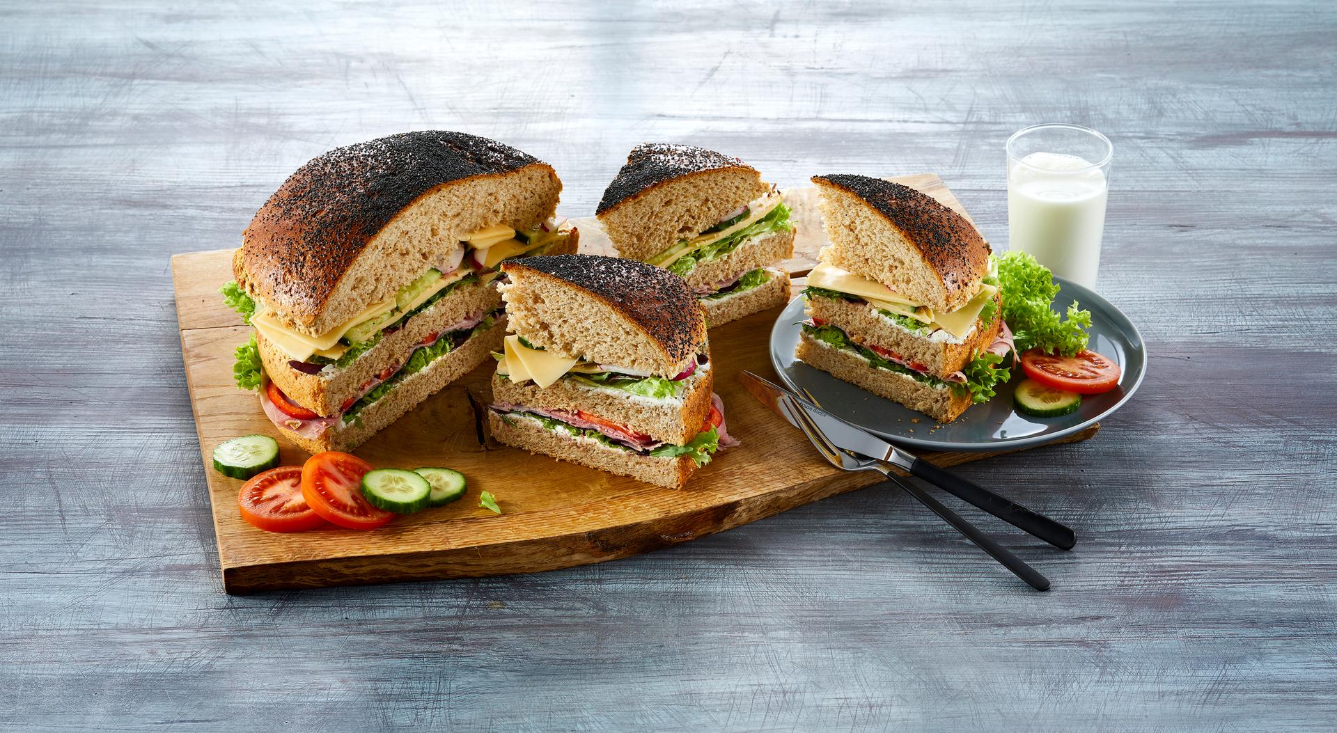 Sandwichkake og et glass melk