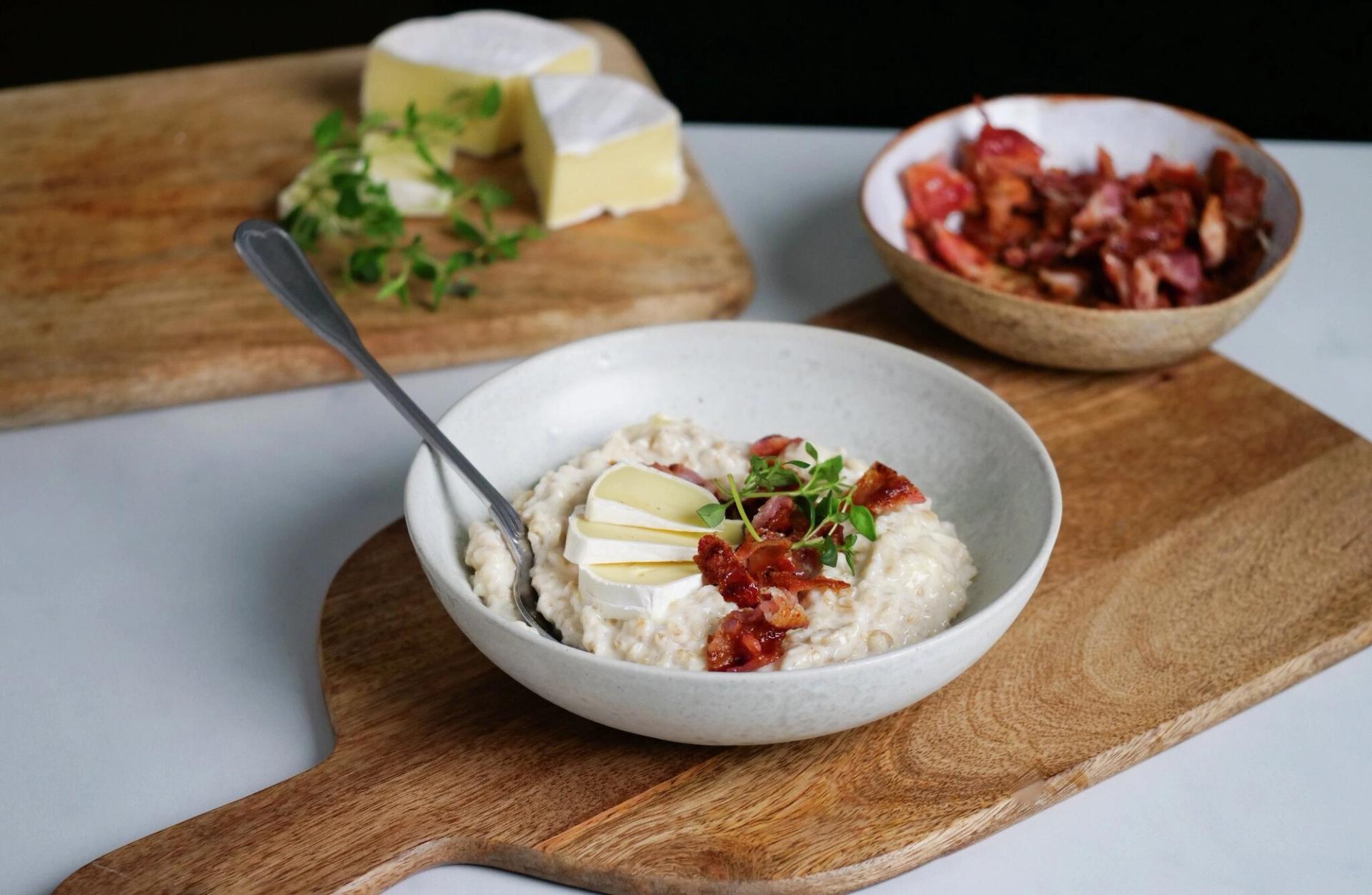Havregrøt med smeltet brie og sprø bacon