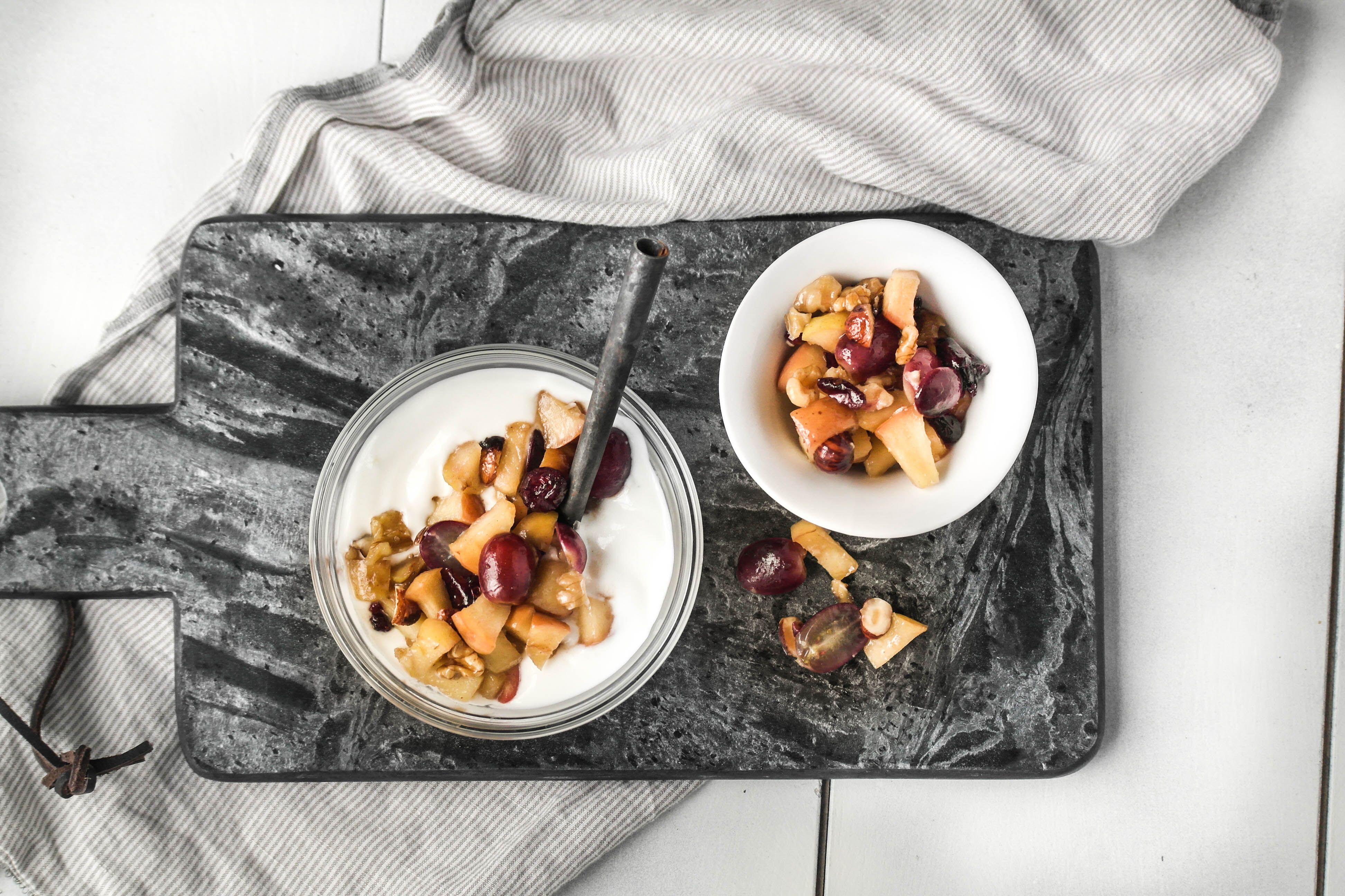 skål med yoghurt toppet med eplekompott