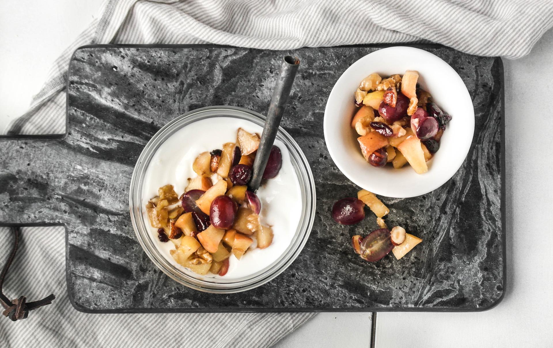 skål med yoghurt toppet med eplekompott