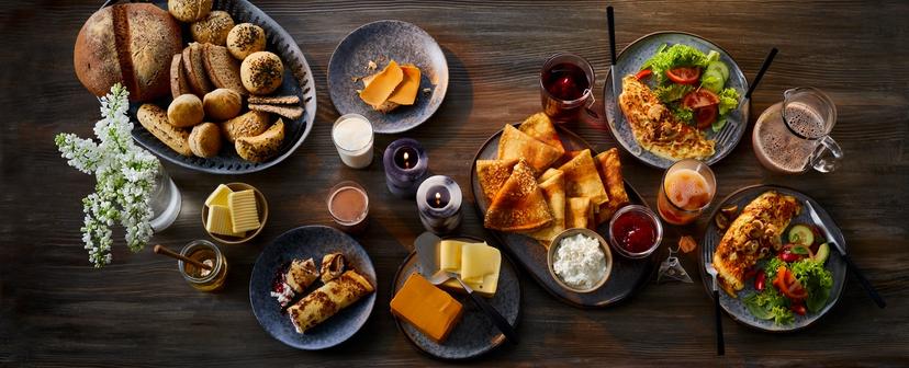 Et bord med ulike kveldsmatretter