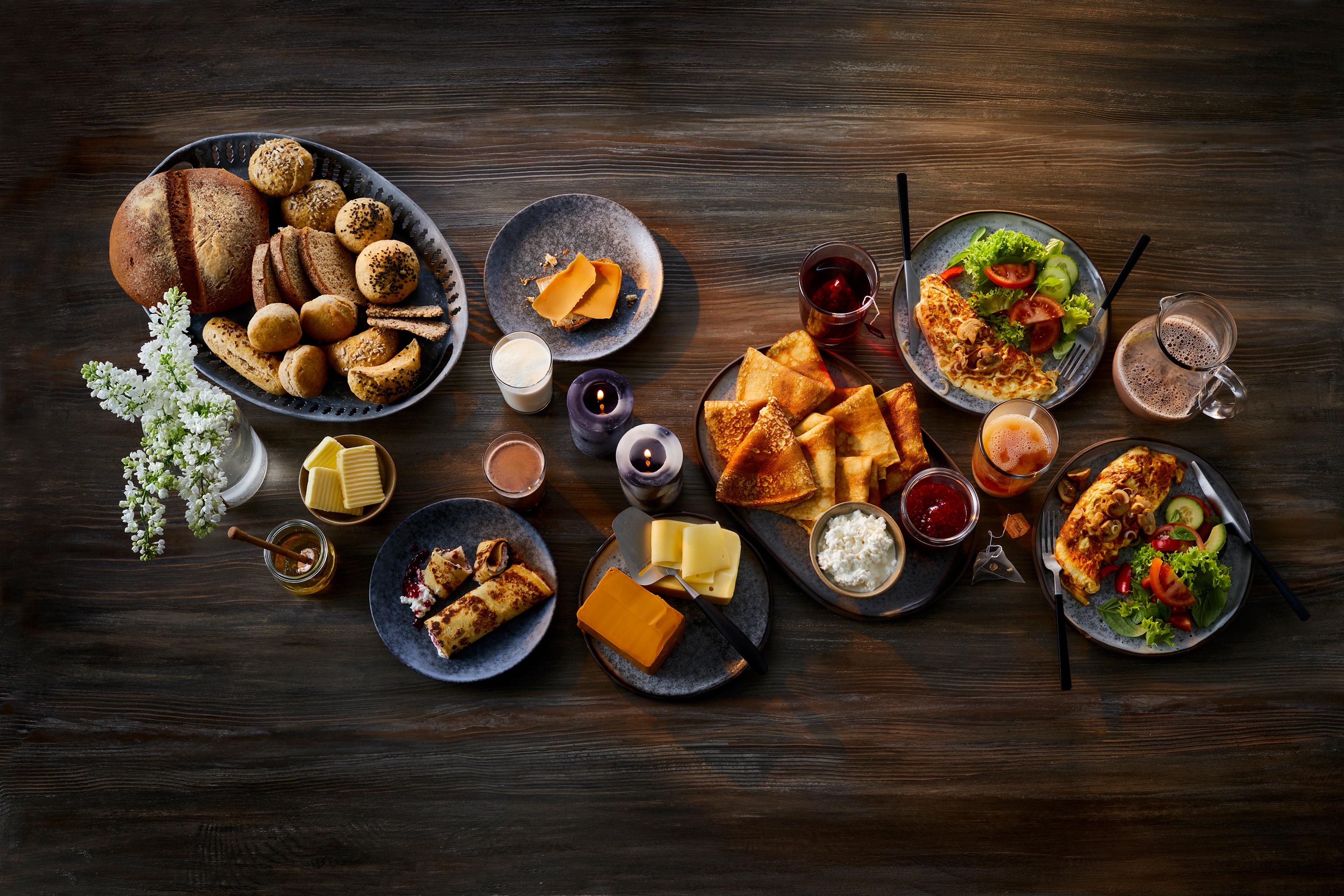 Et bord med ulike kveldsmatretter