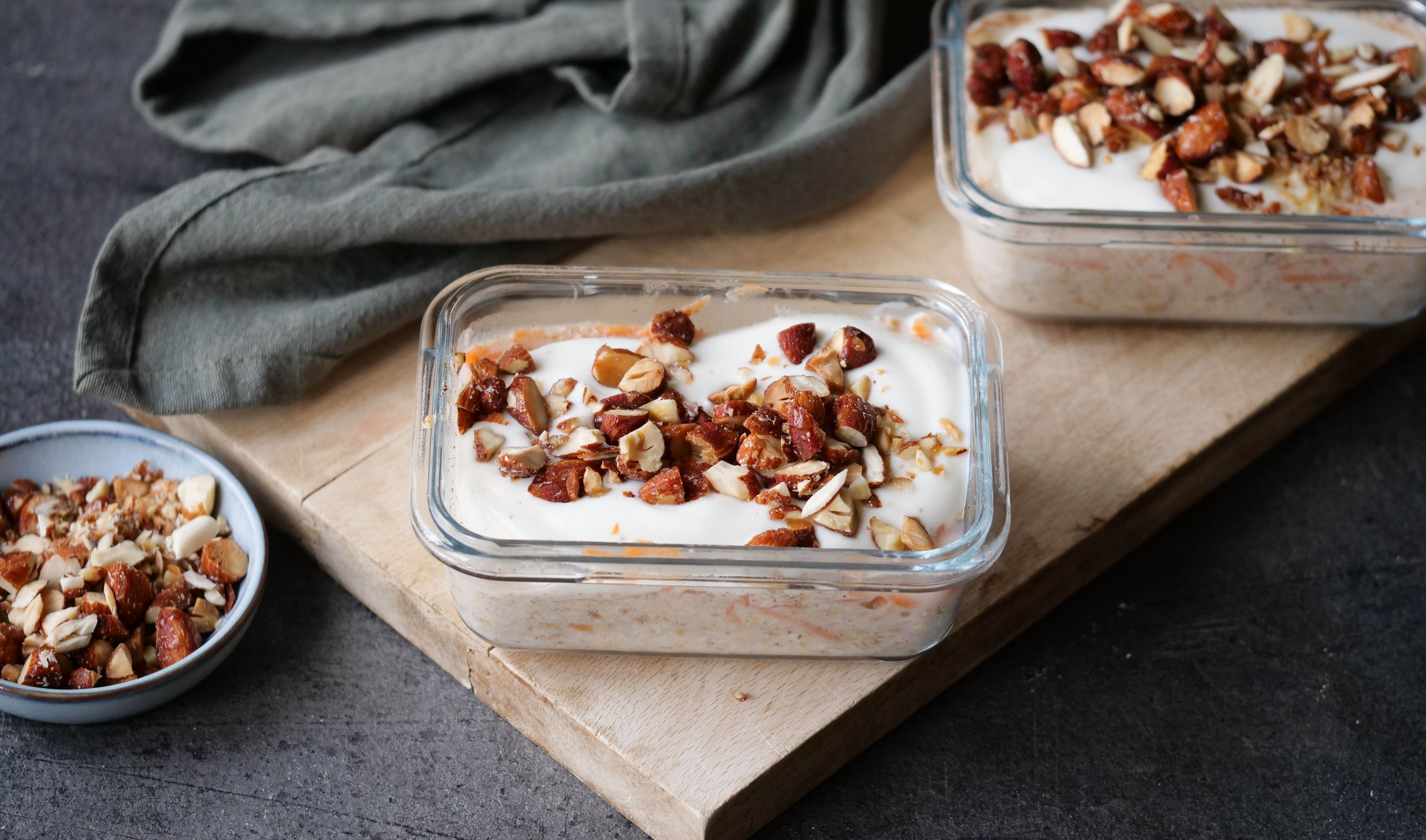 En skål med kjøleskapsgrøt toppet med nøtter 