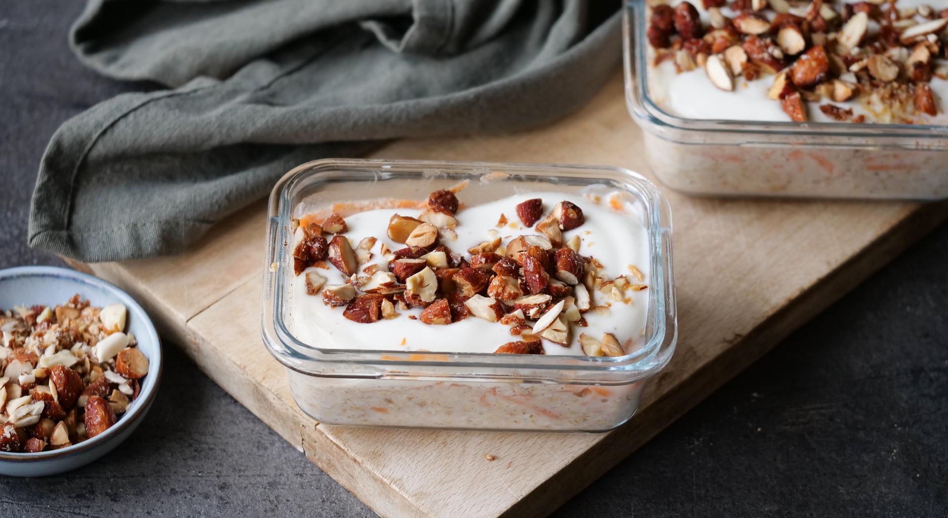 En skål med kjøleskapsgrøt toppet med nøtter