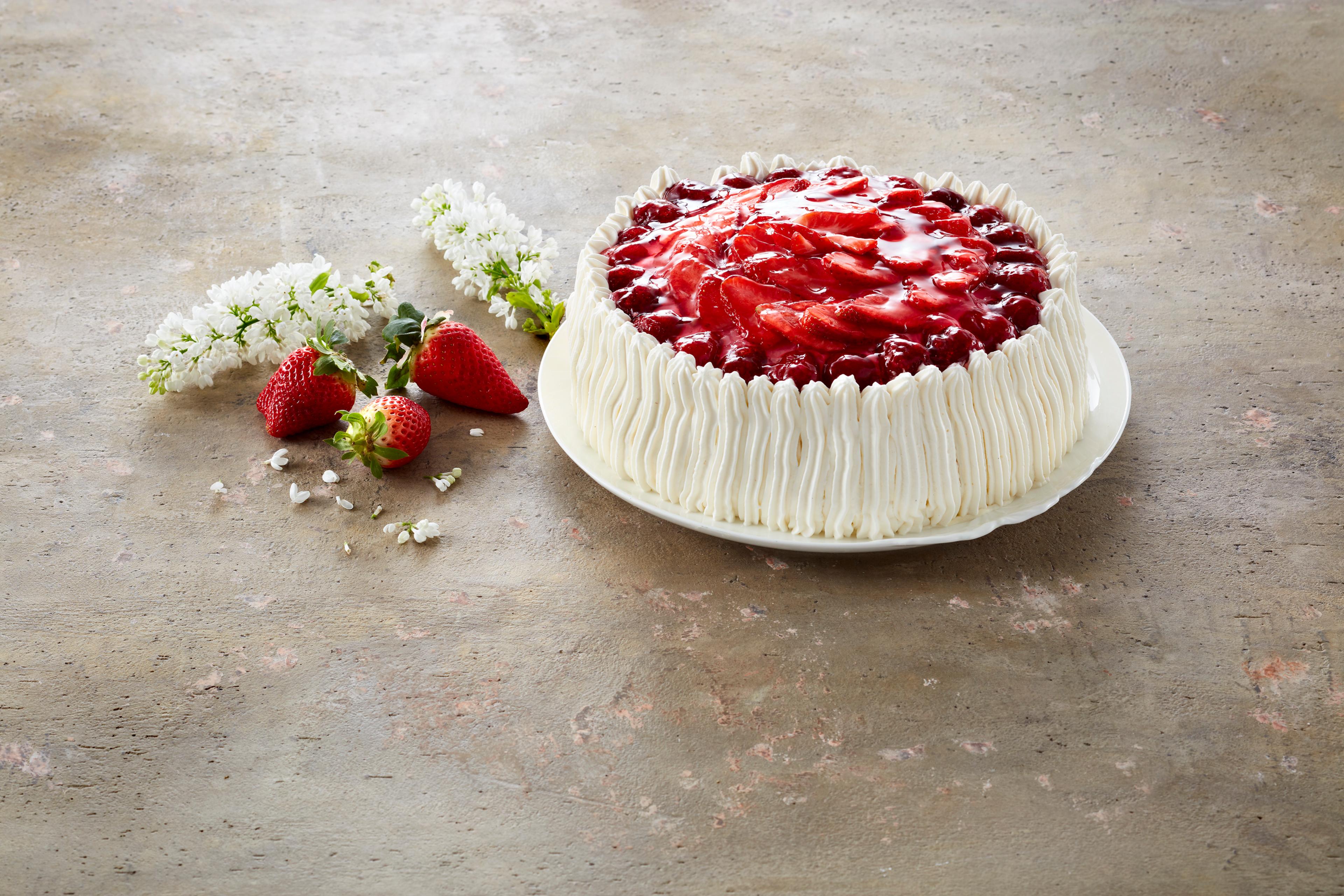 Romkake med jordbærlokk