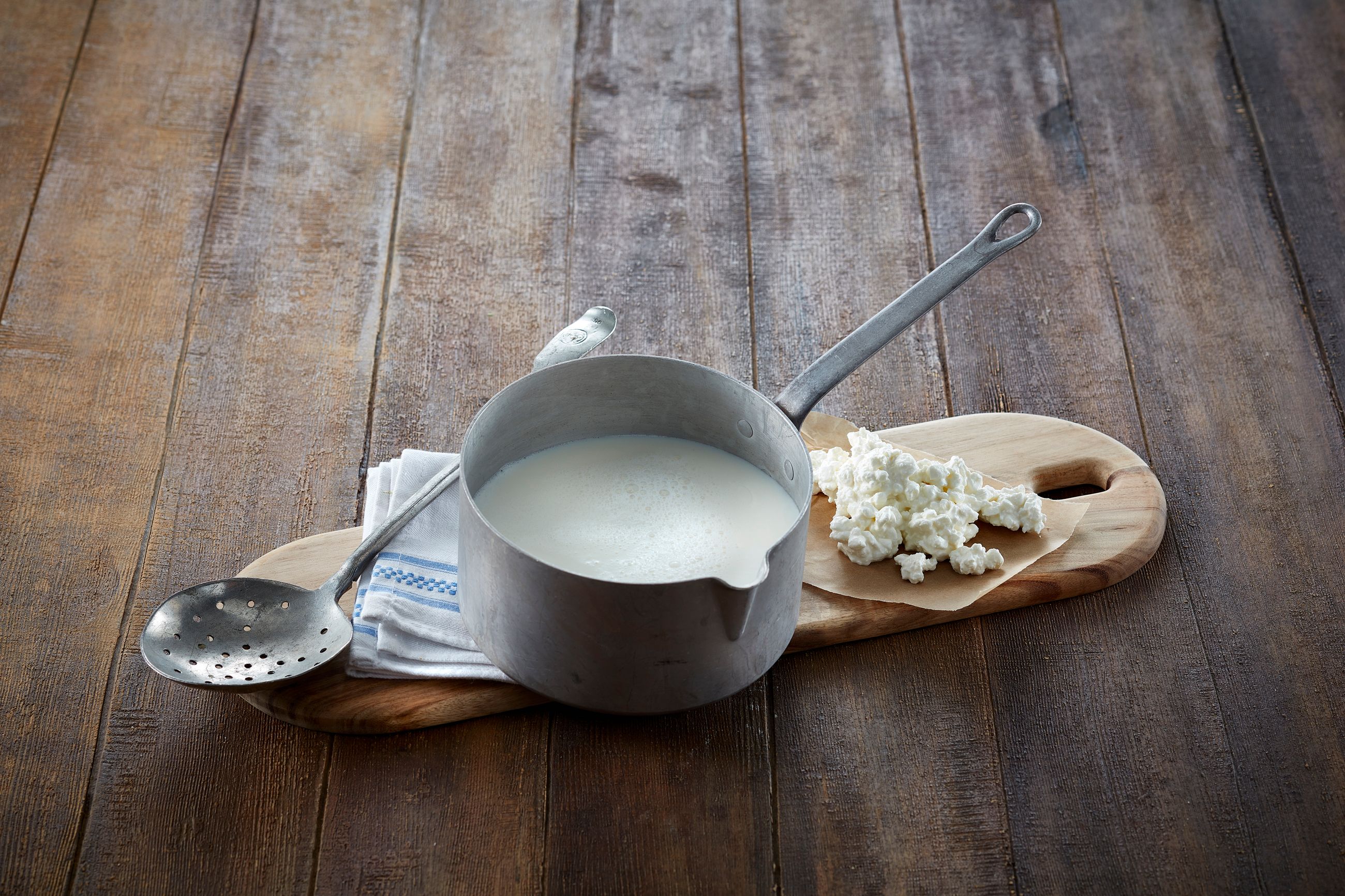 Kjele med melk til ysting