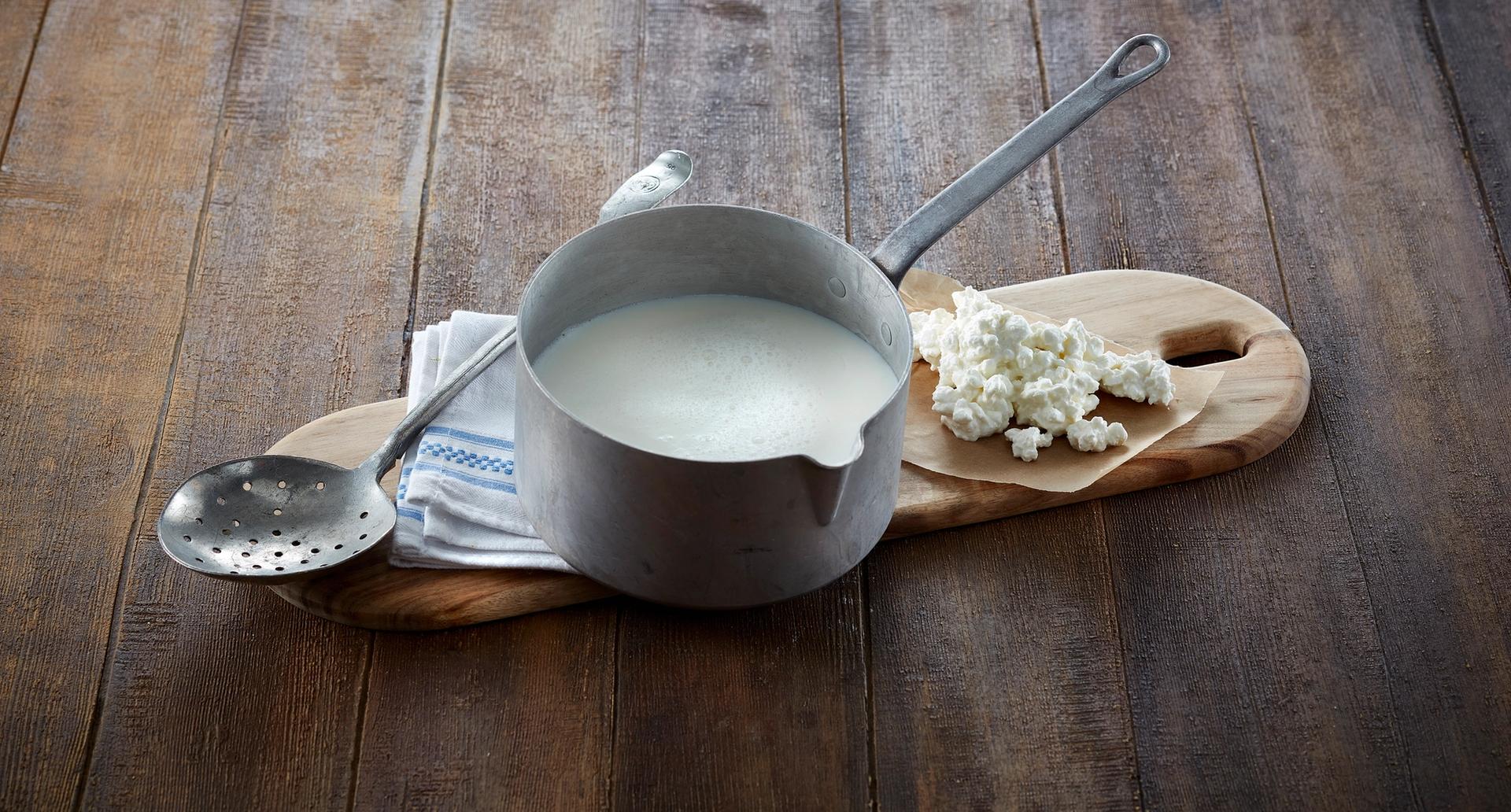 Kjele med melk til ysting