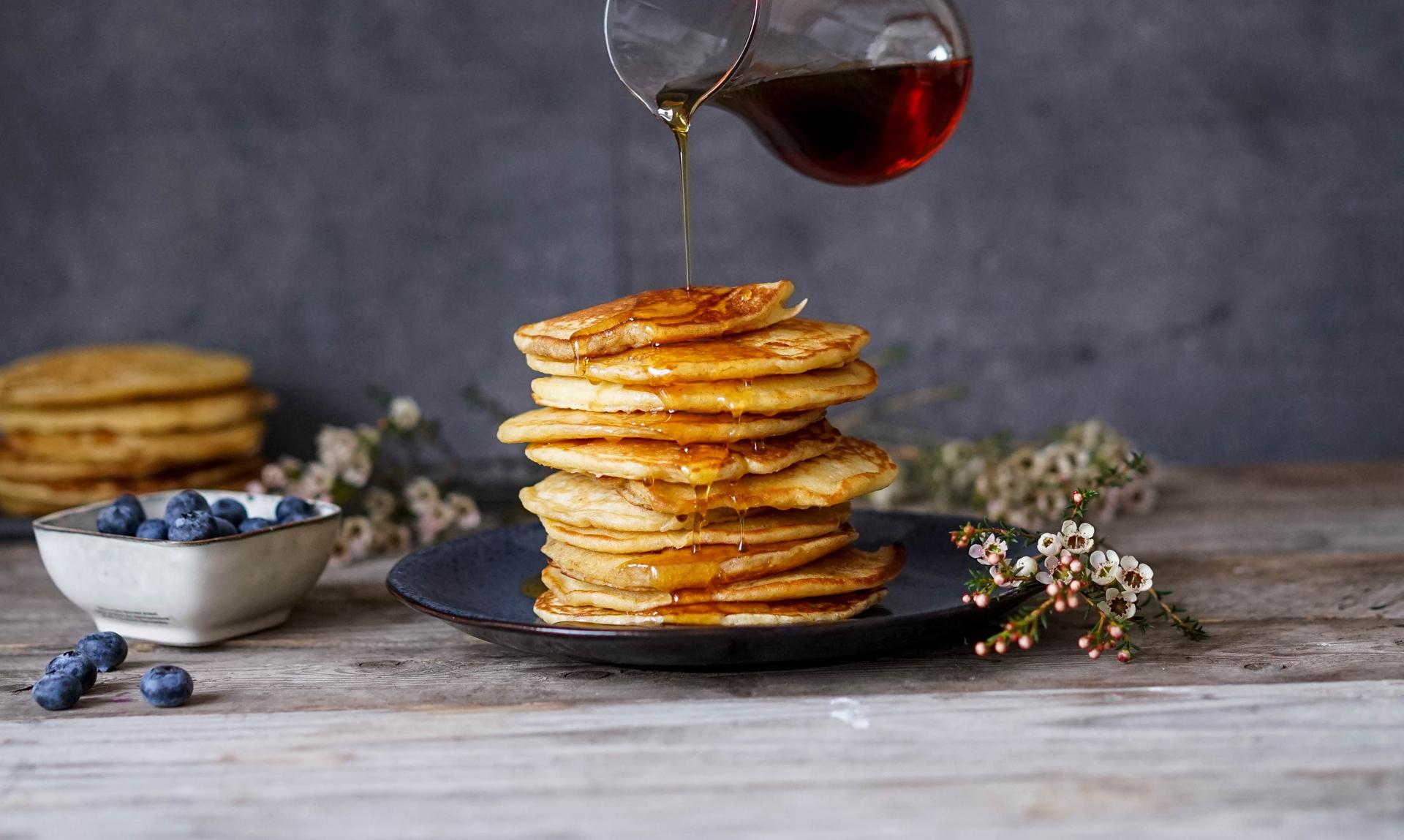Sirup helles over stabel med pannekaker