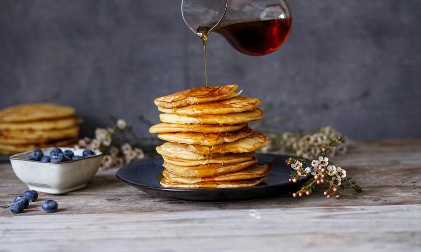 Sirup helles over stabel med pannekaker