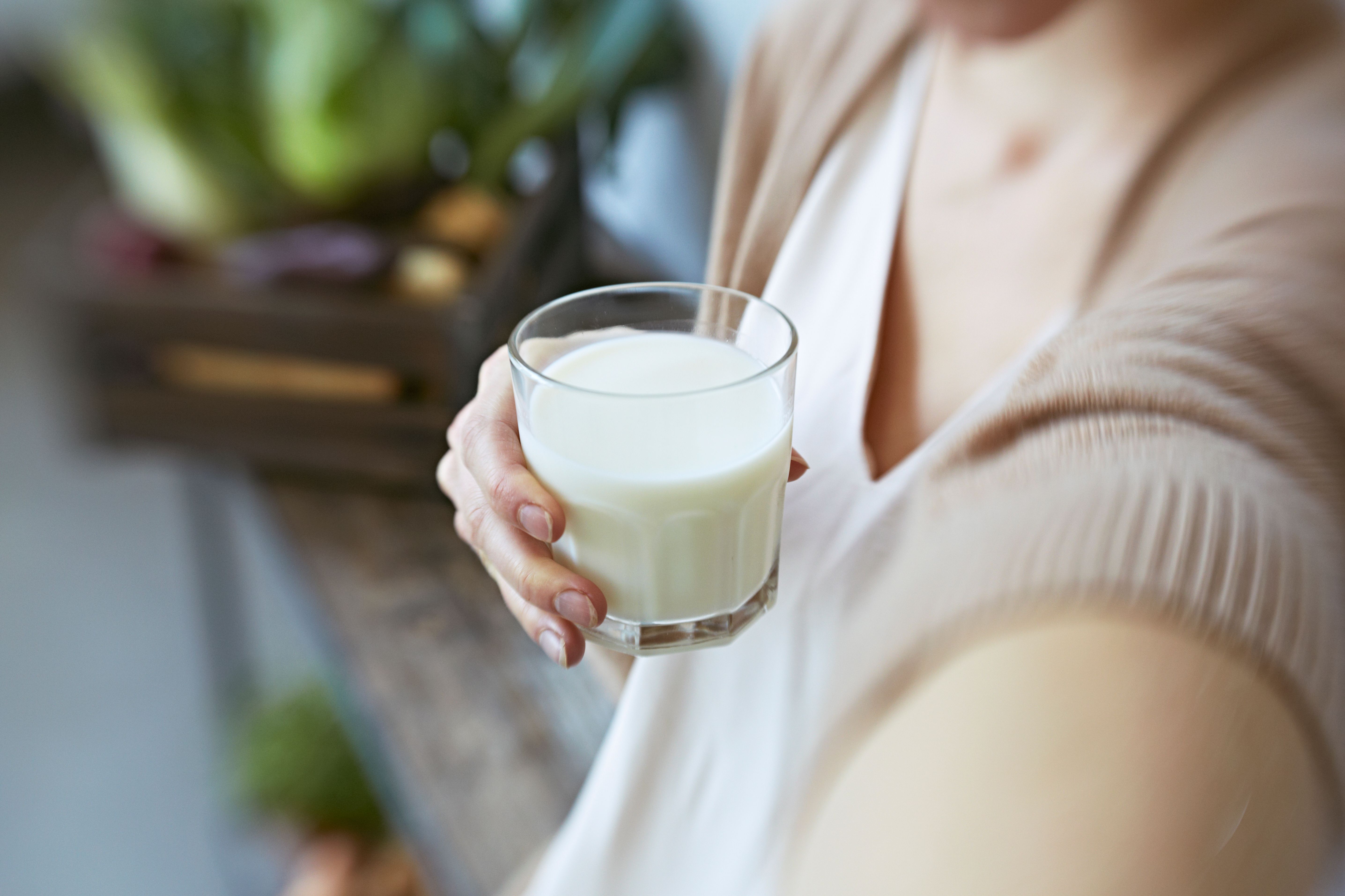 Dame som holder melkeglass