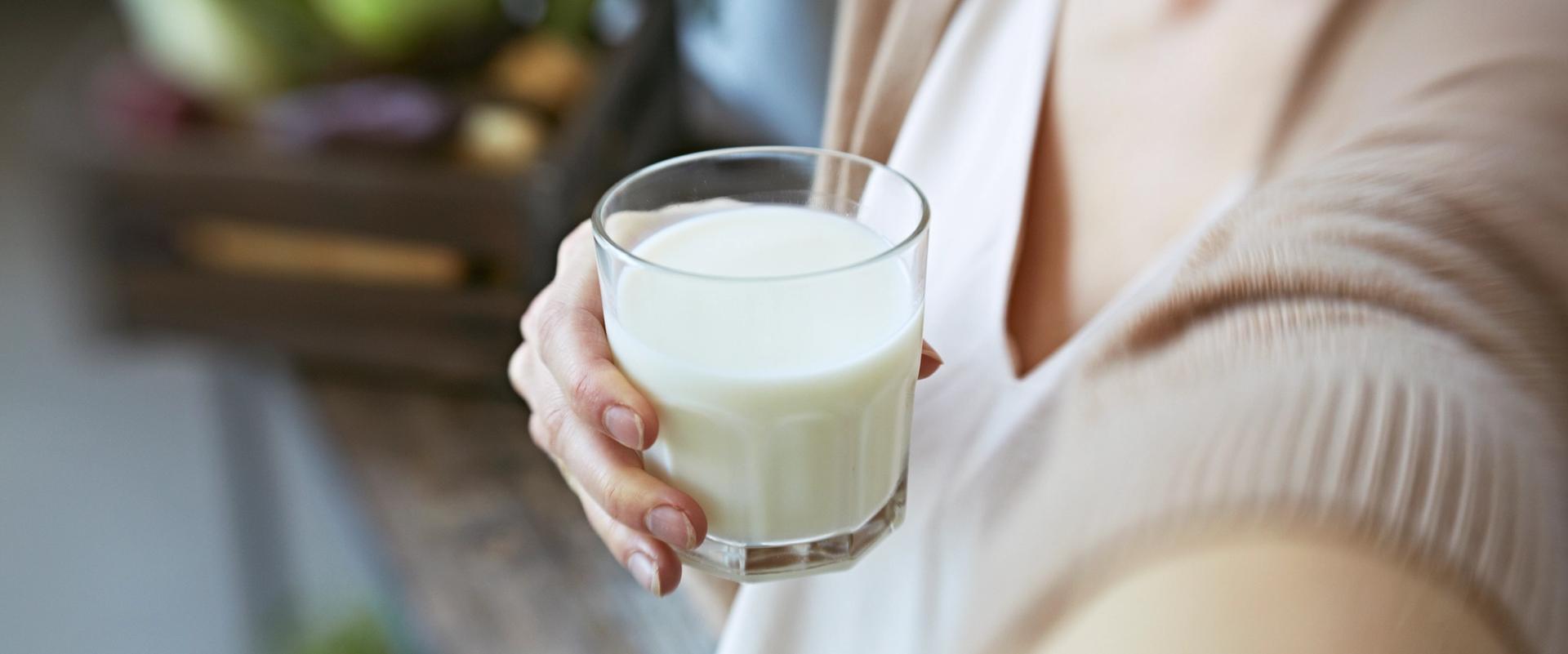 Dame som holder melkeglass