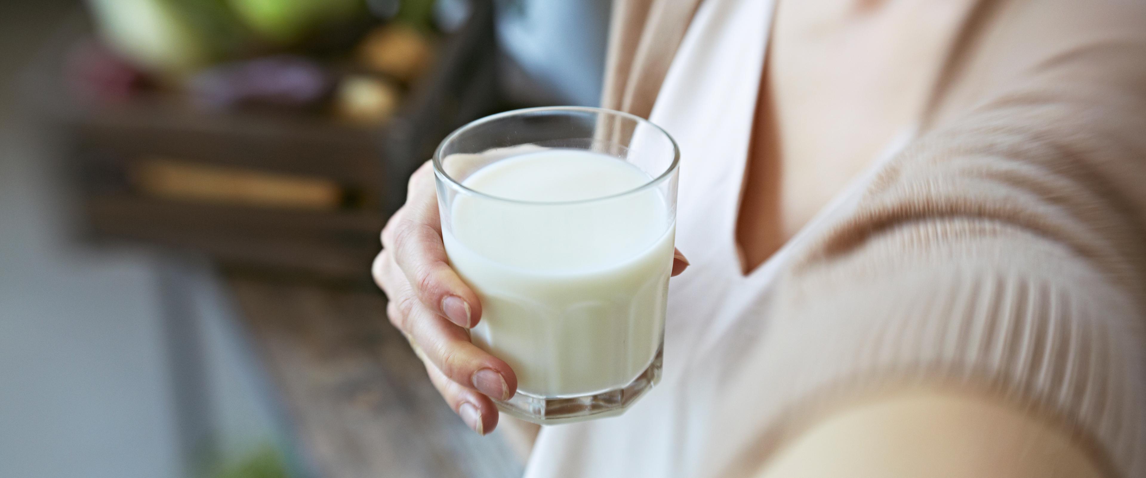 Dame som holder melkeglass