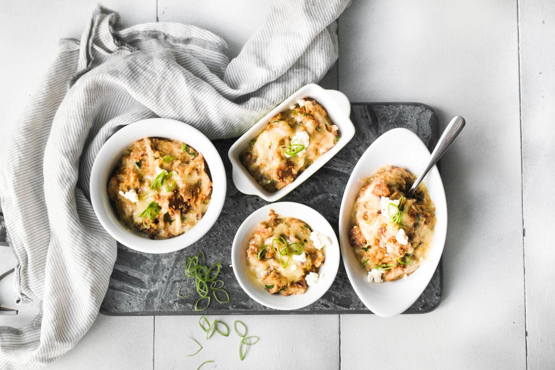 fire skåler med brødpudding med løk og bacon