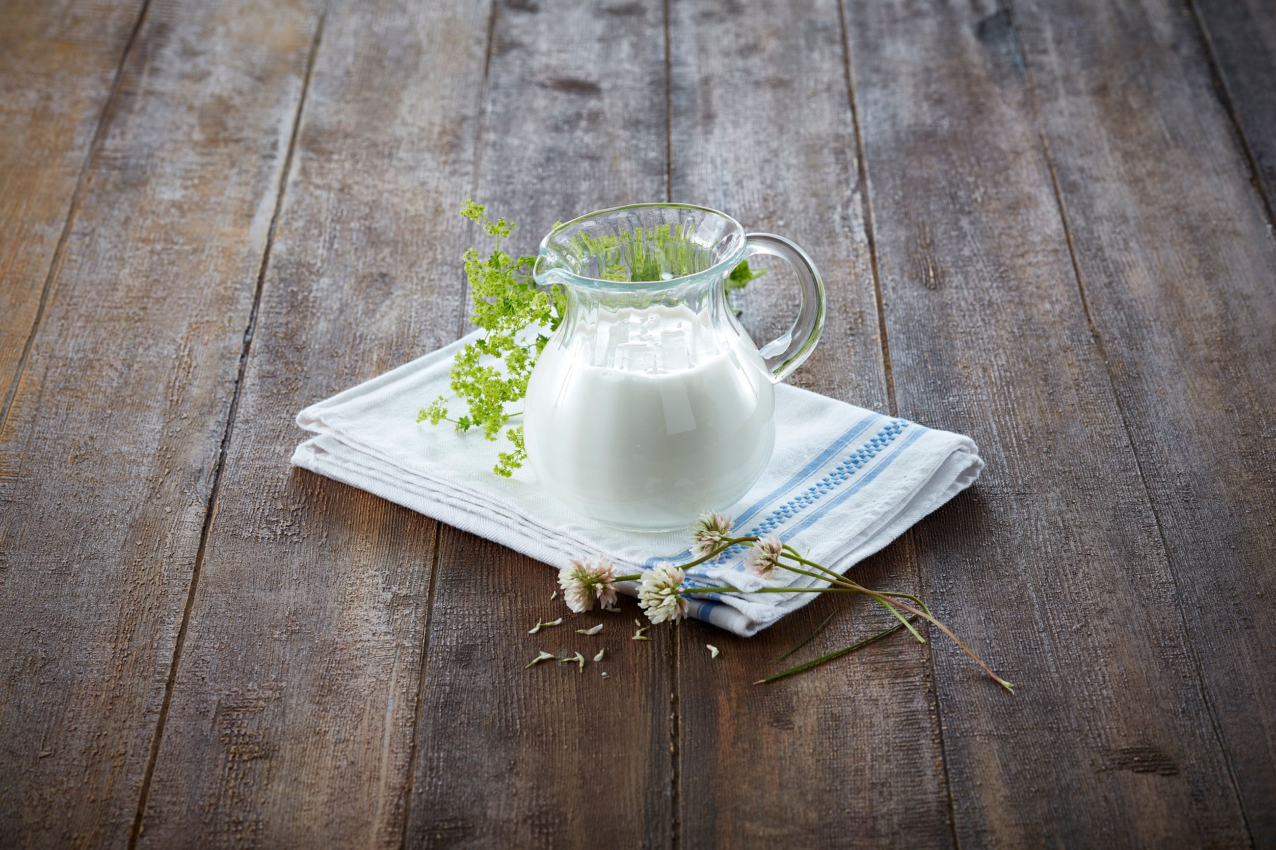 Upasteurisert melk i en mugge 