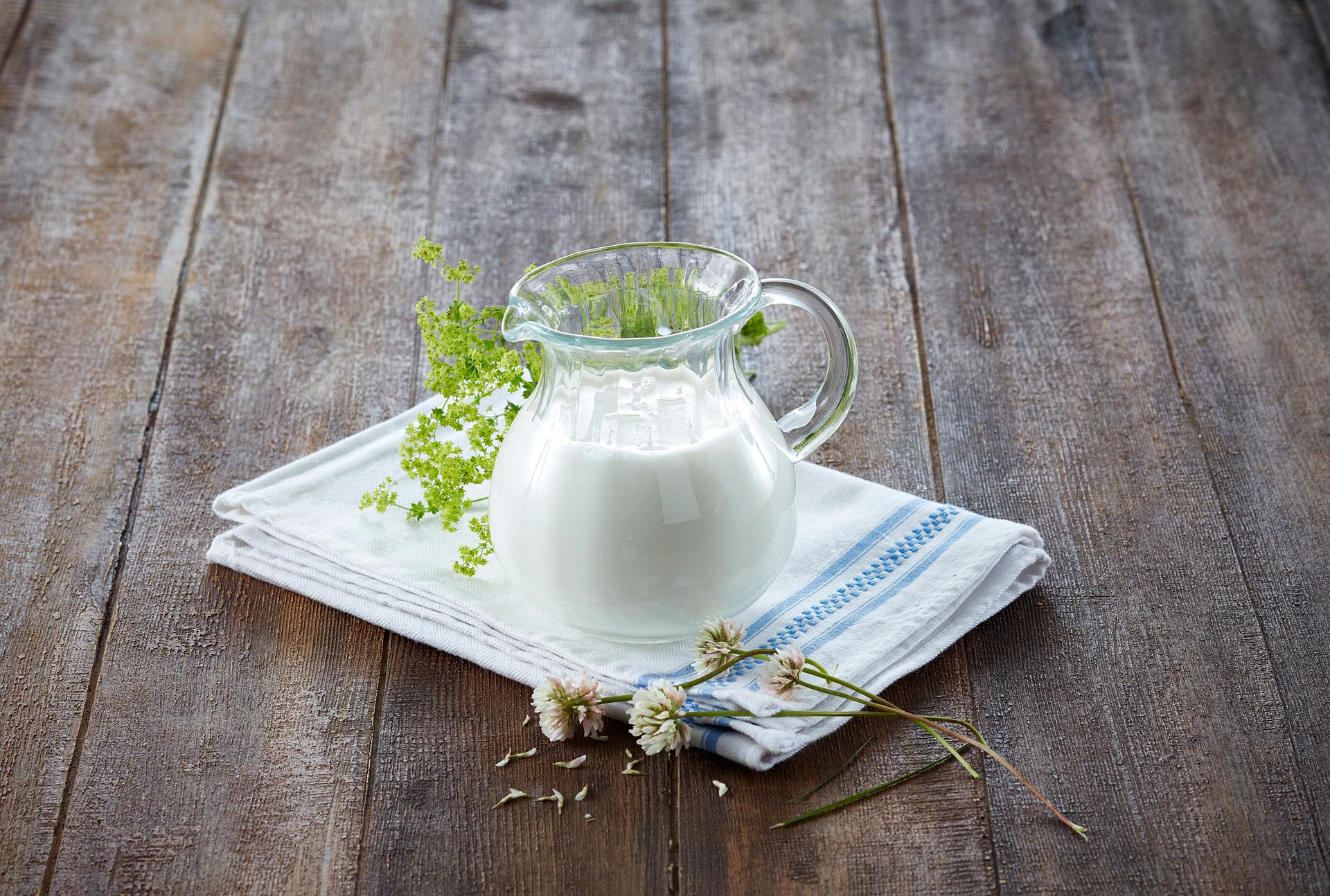 Upasteurisert melk i en mugge