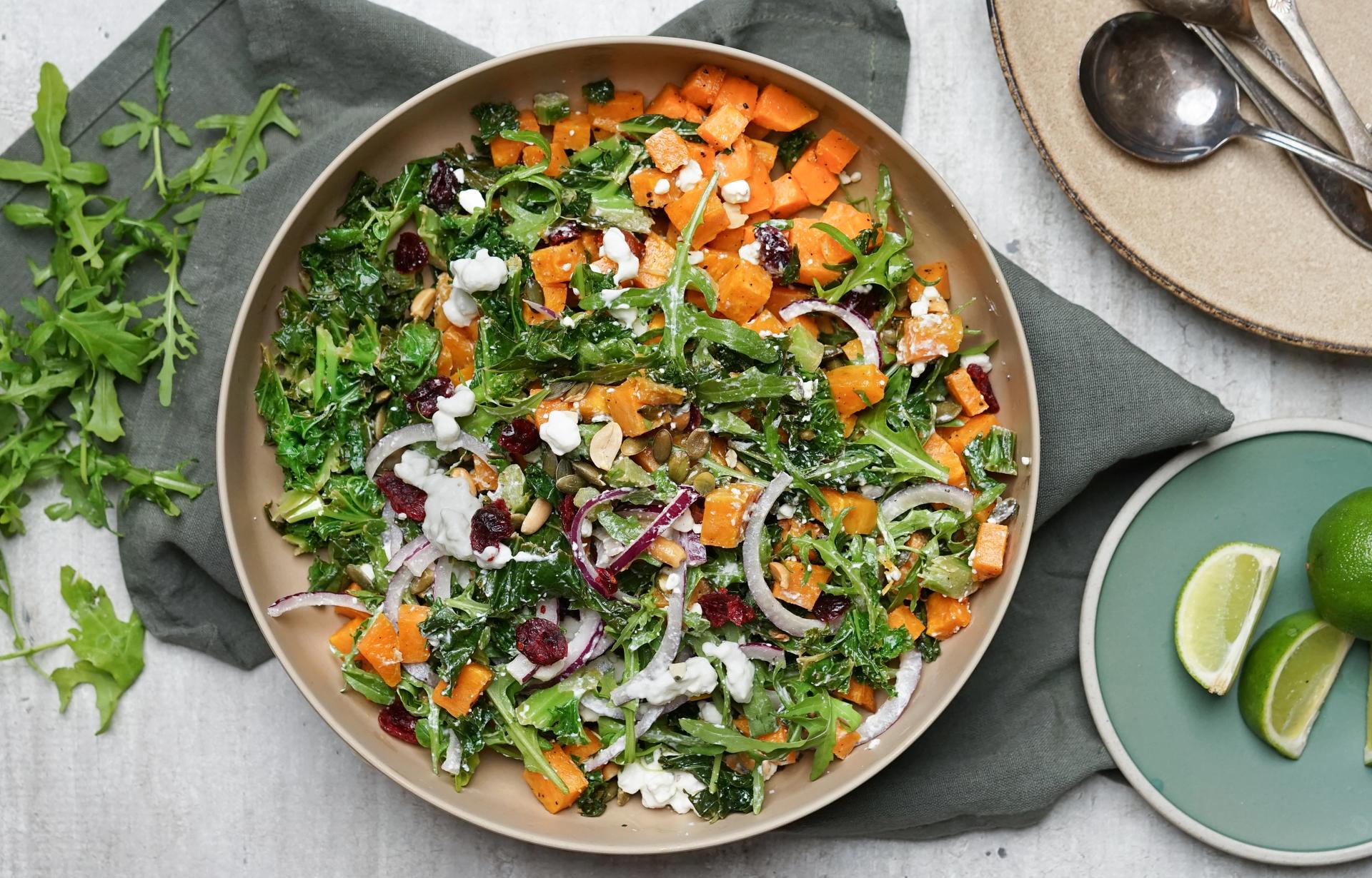 Salat med bakt søtpotet og cottage cheese