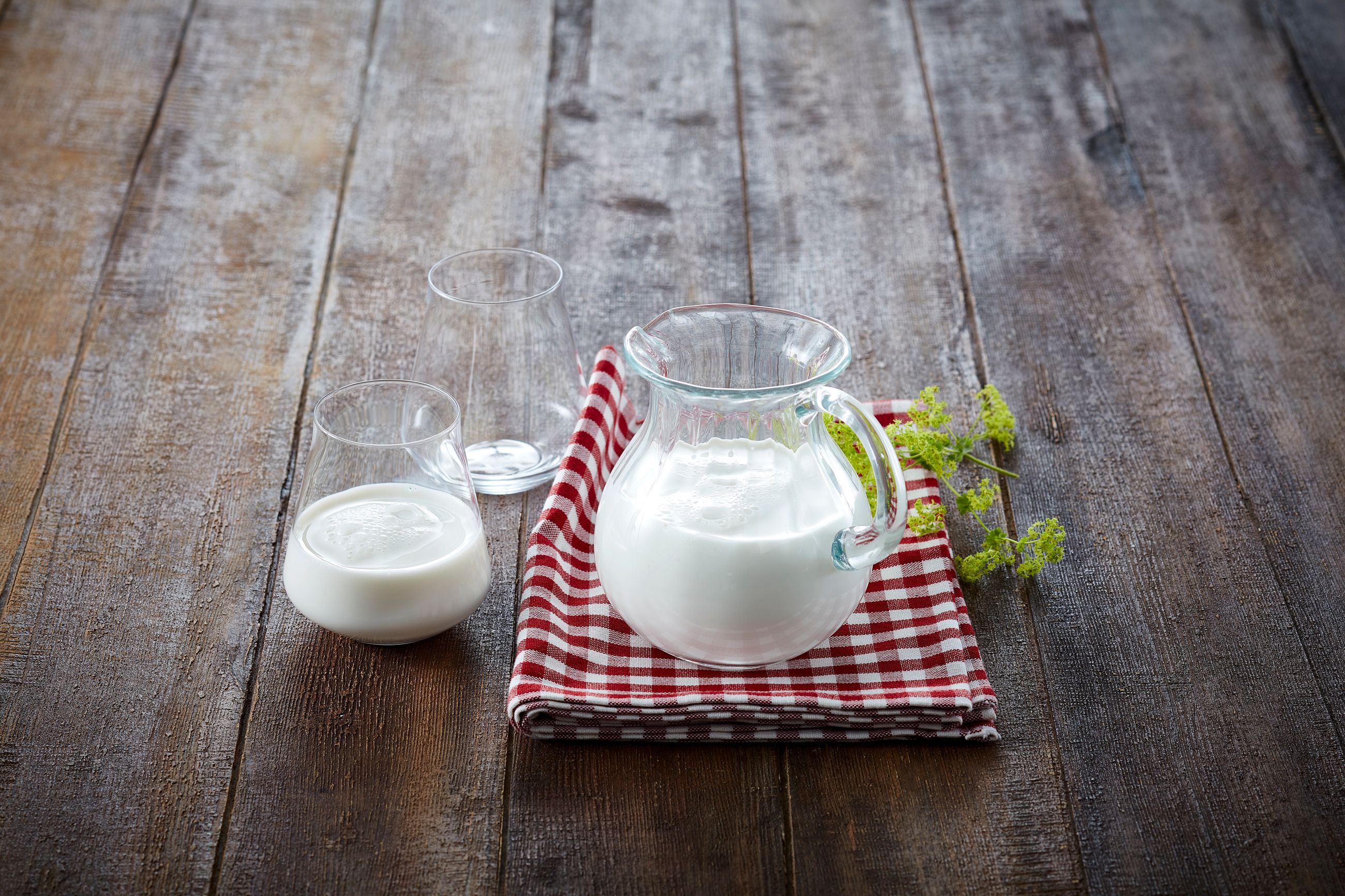 Helmelk i glass og mugge