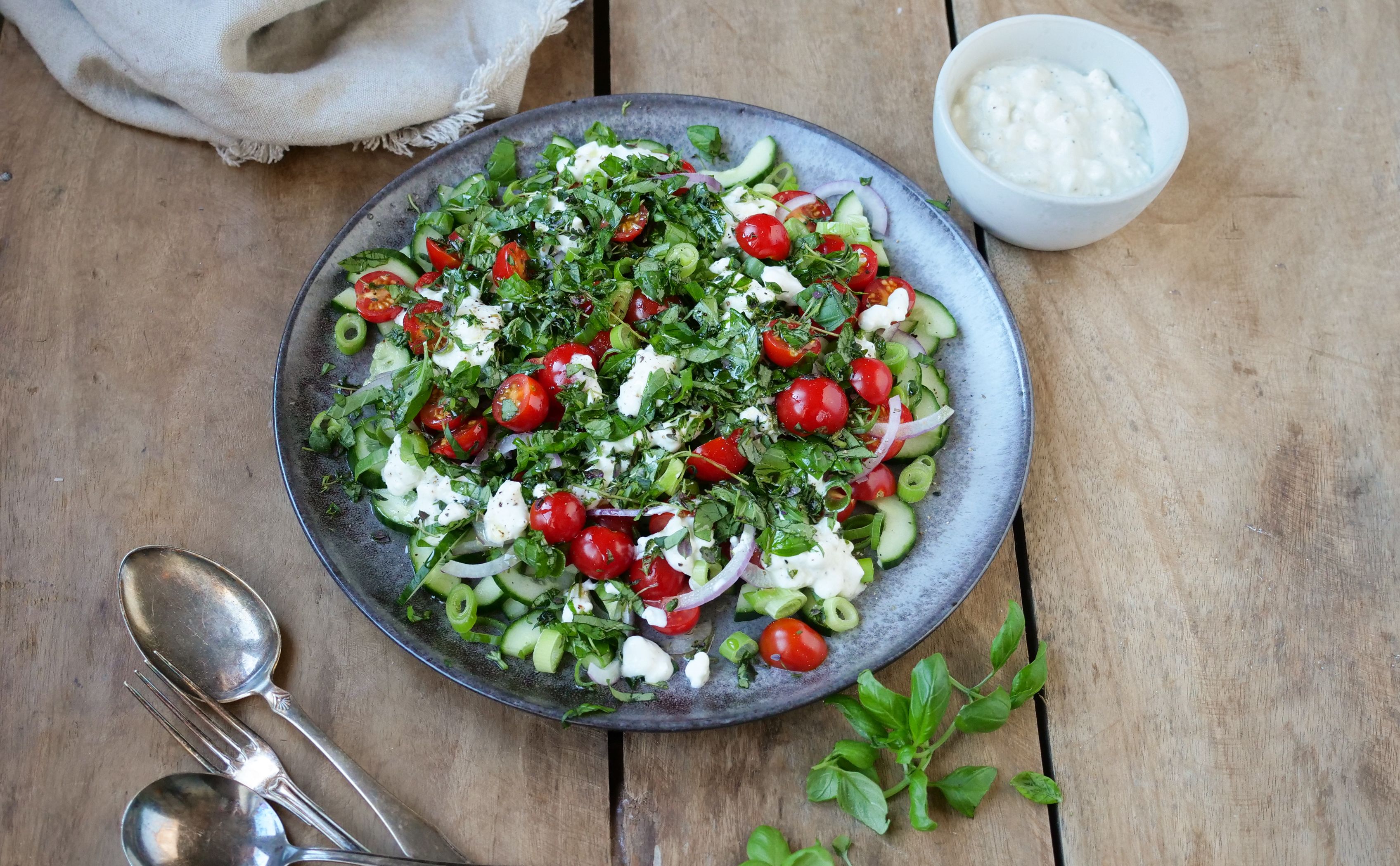 salat med tomat og agurk og dressing med cottage cheese dressing. 