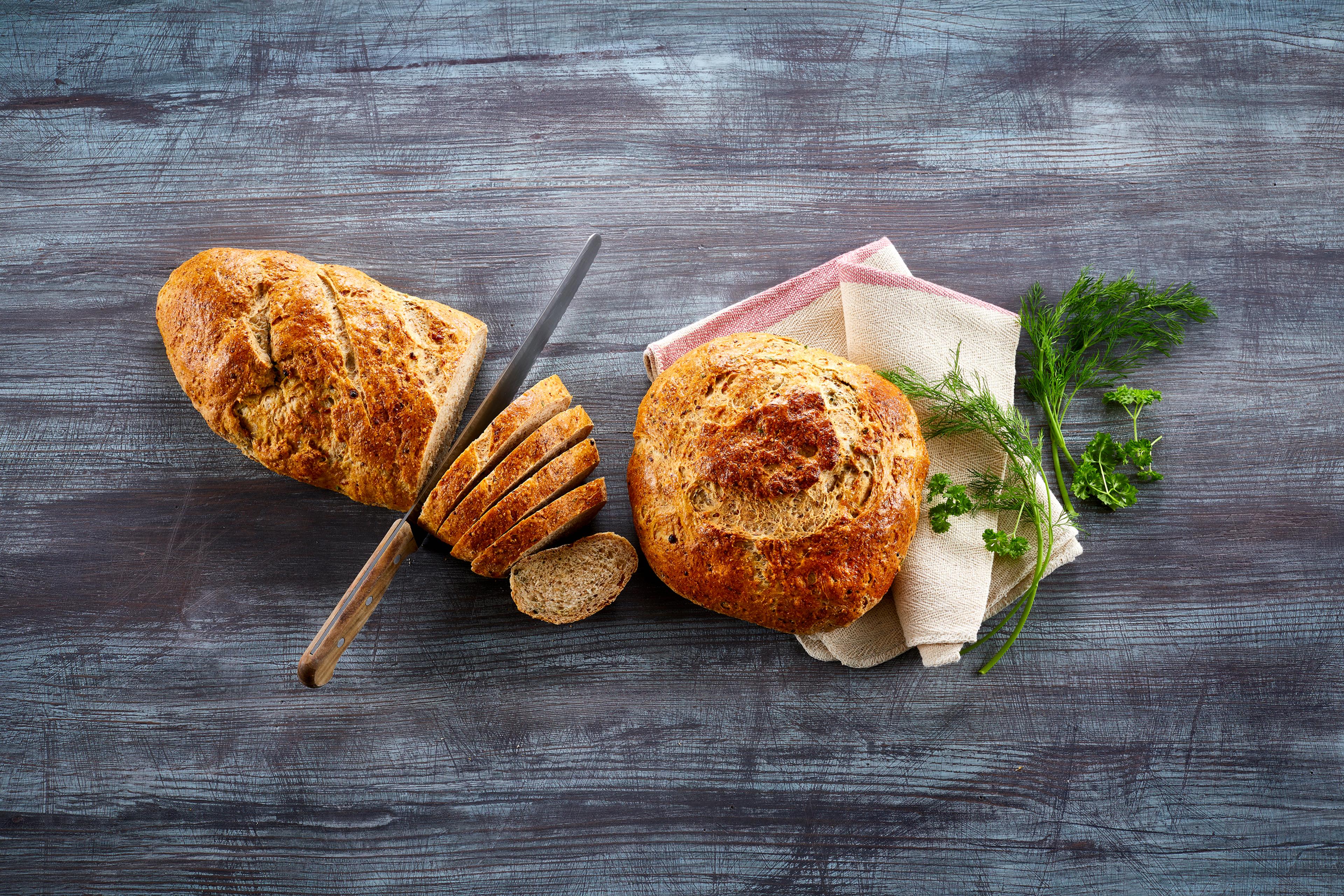 Et helt og et oppskåret urtebrød