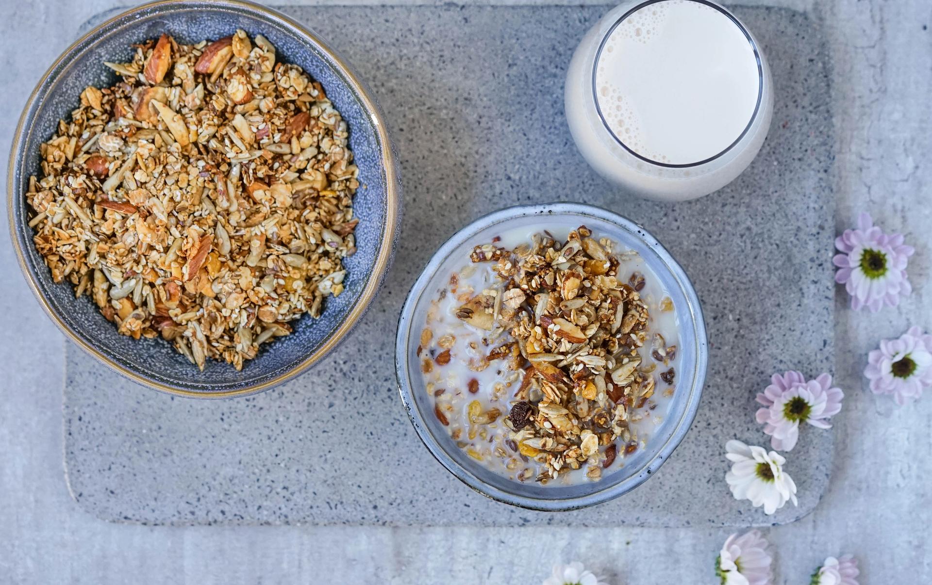 granola med fiken, mandler og sesamfrø